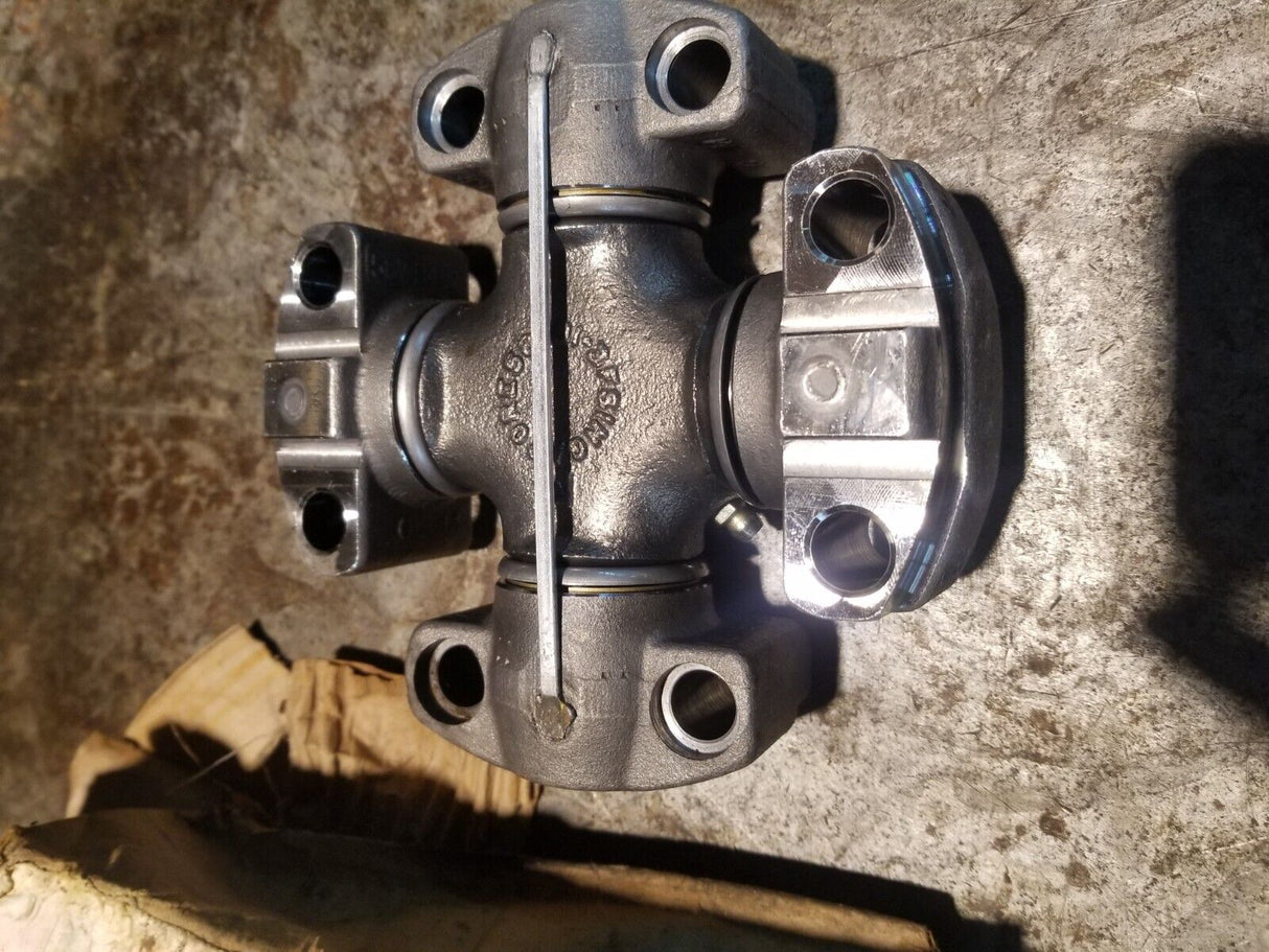 John Deere Pinion - AT74269 UNIVERSAL JOINT ref2