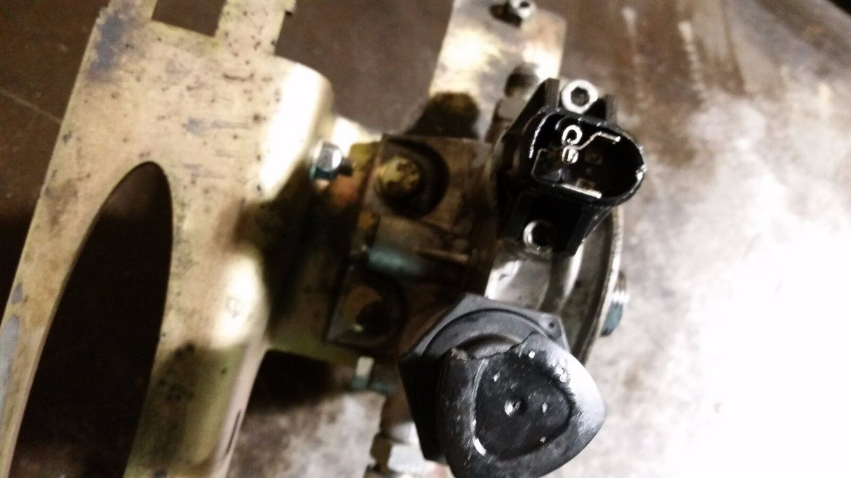 2011 Industrial 6.7l Cummins fuel filter bracket 4992695 3955080
