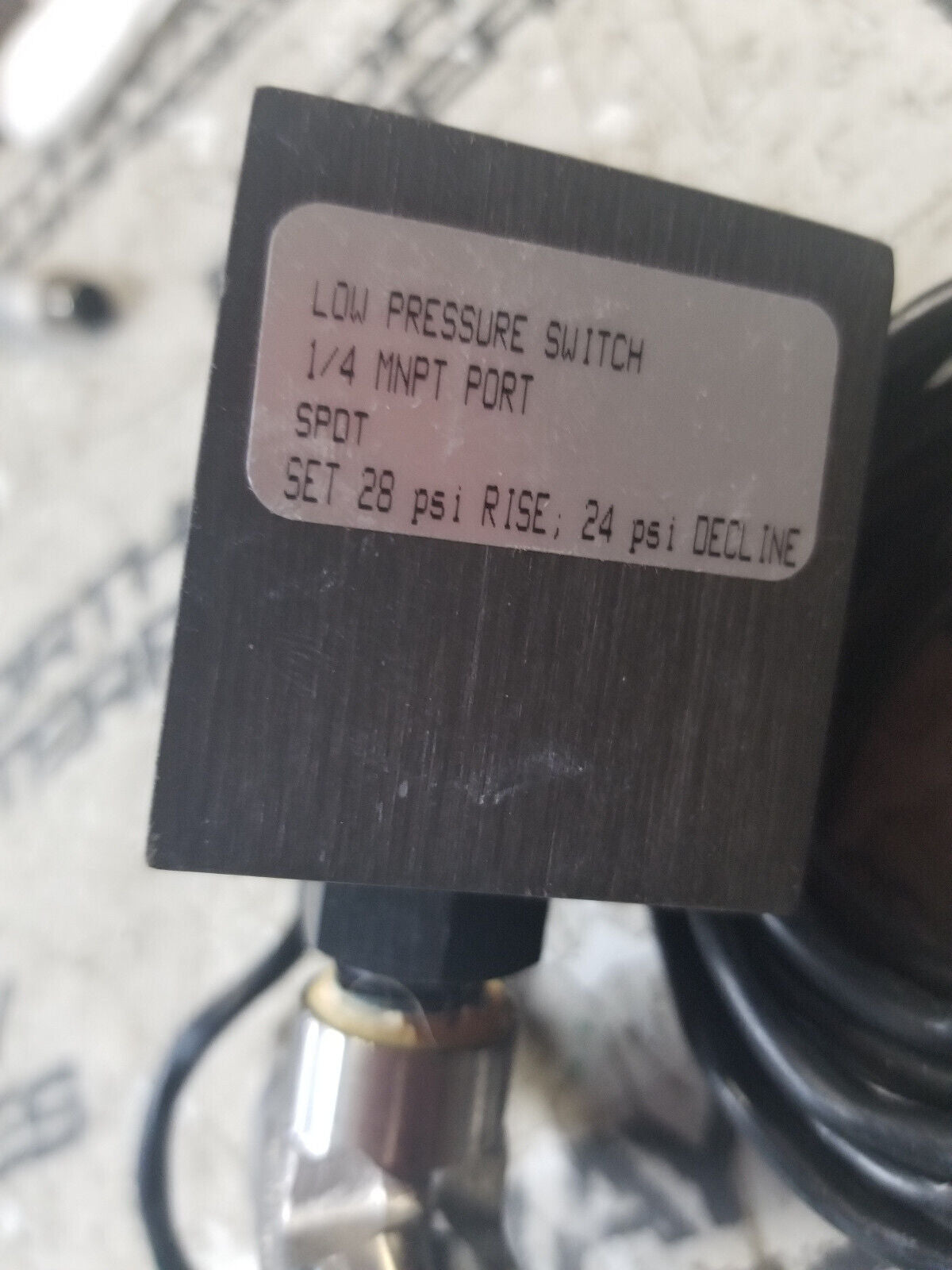 Low Pressure Switch 1/4 mnpt port spdt set 28 psi rise ; 24 psi decline