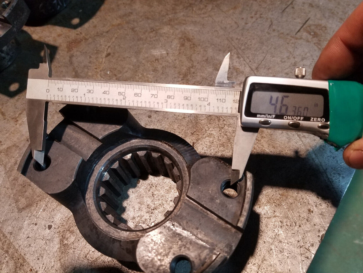 JOHN DEERE T61233 YOKE