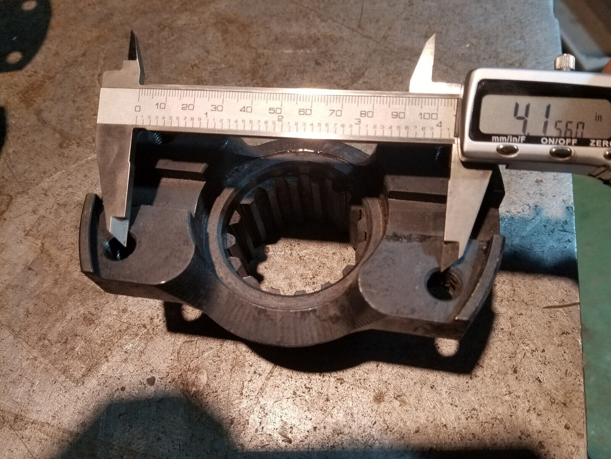 JOHN DEERE T61233 YOKE