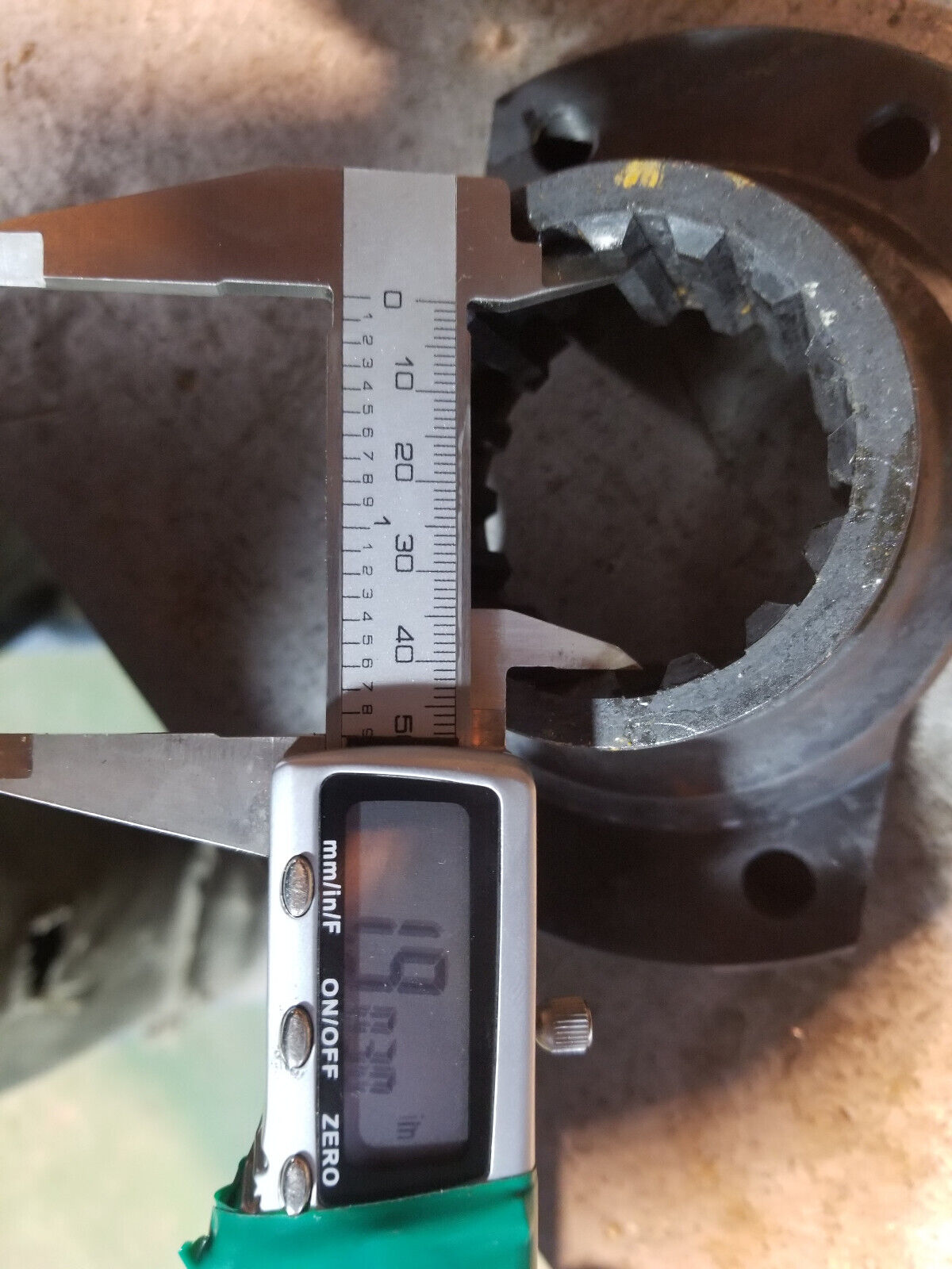 JOHN DEERE T61233 YOKE