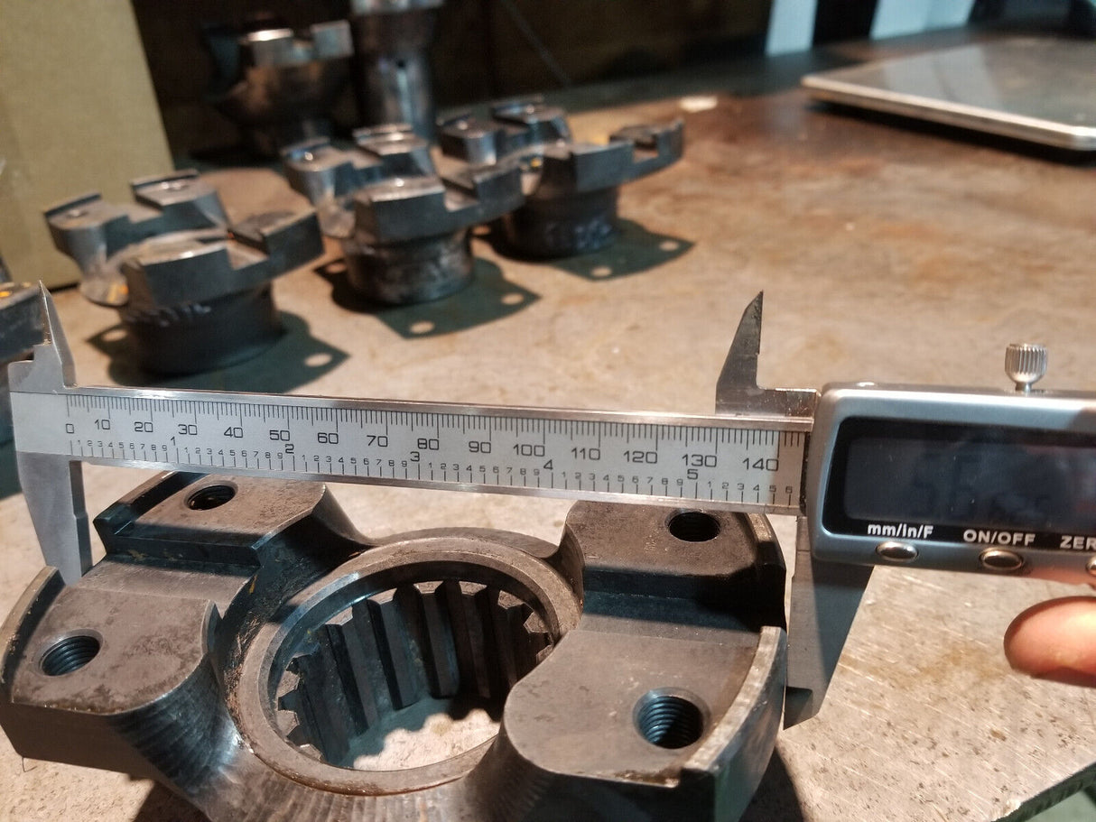 JOHN DEERE T61233 YOKE