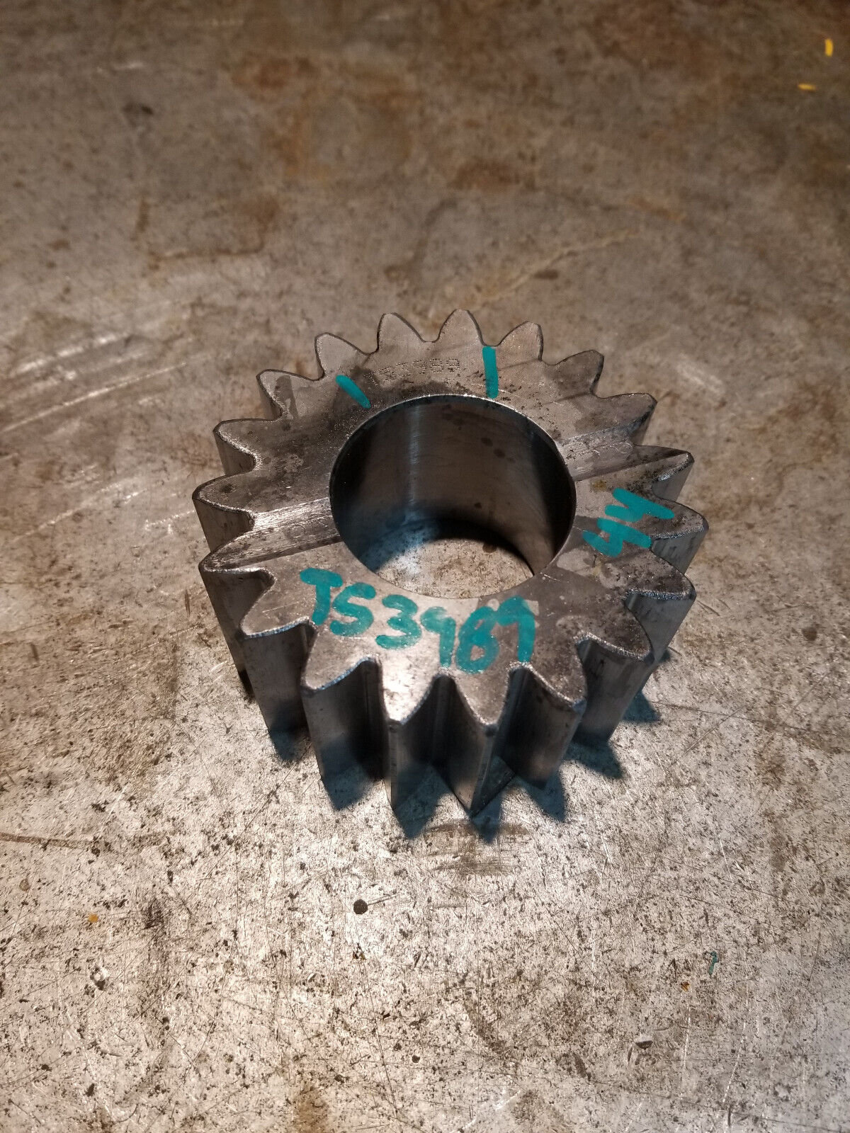 JOHN DEERE T53989 GEAR
