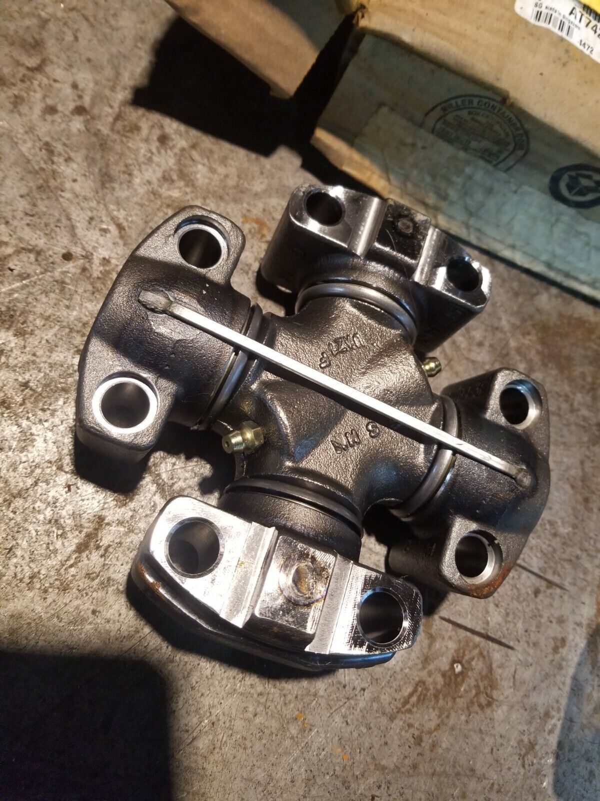 John Deere Pinion - AT74269 UNIVERSAL JOINT ref42