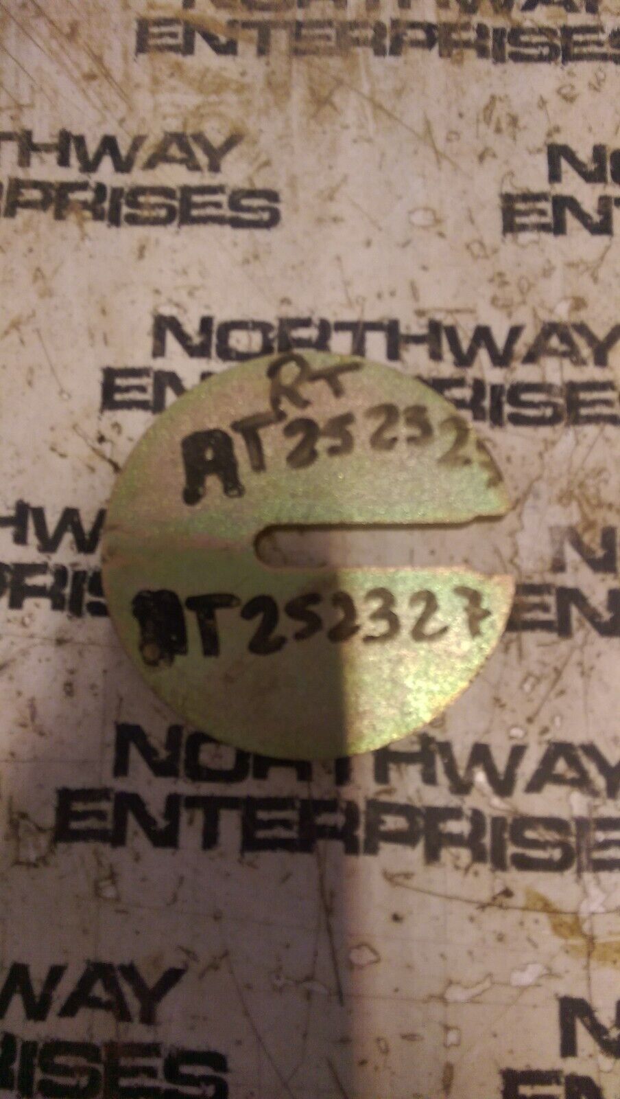 AT252327 JOHN DEERE RETAINER