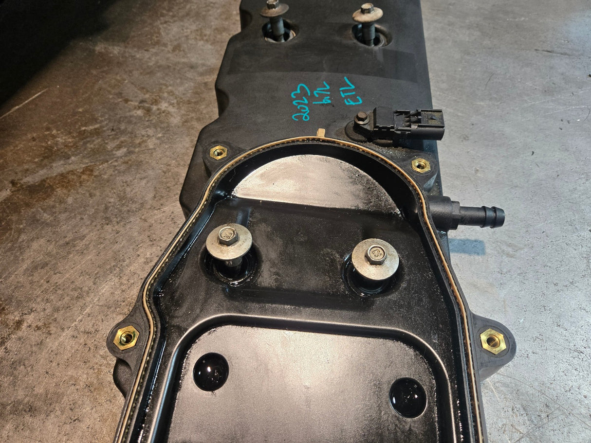 6.7L CUMMINS ETL VALVE COVER 5526845 5311734 68623638AA