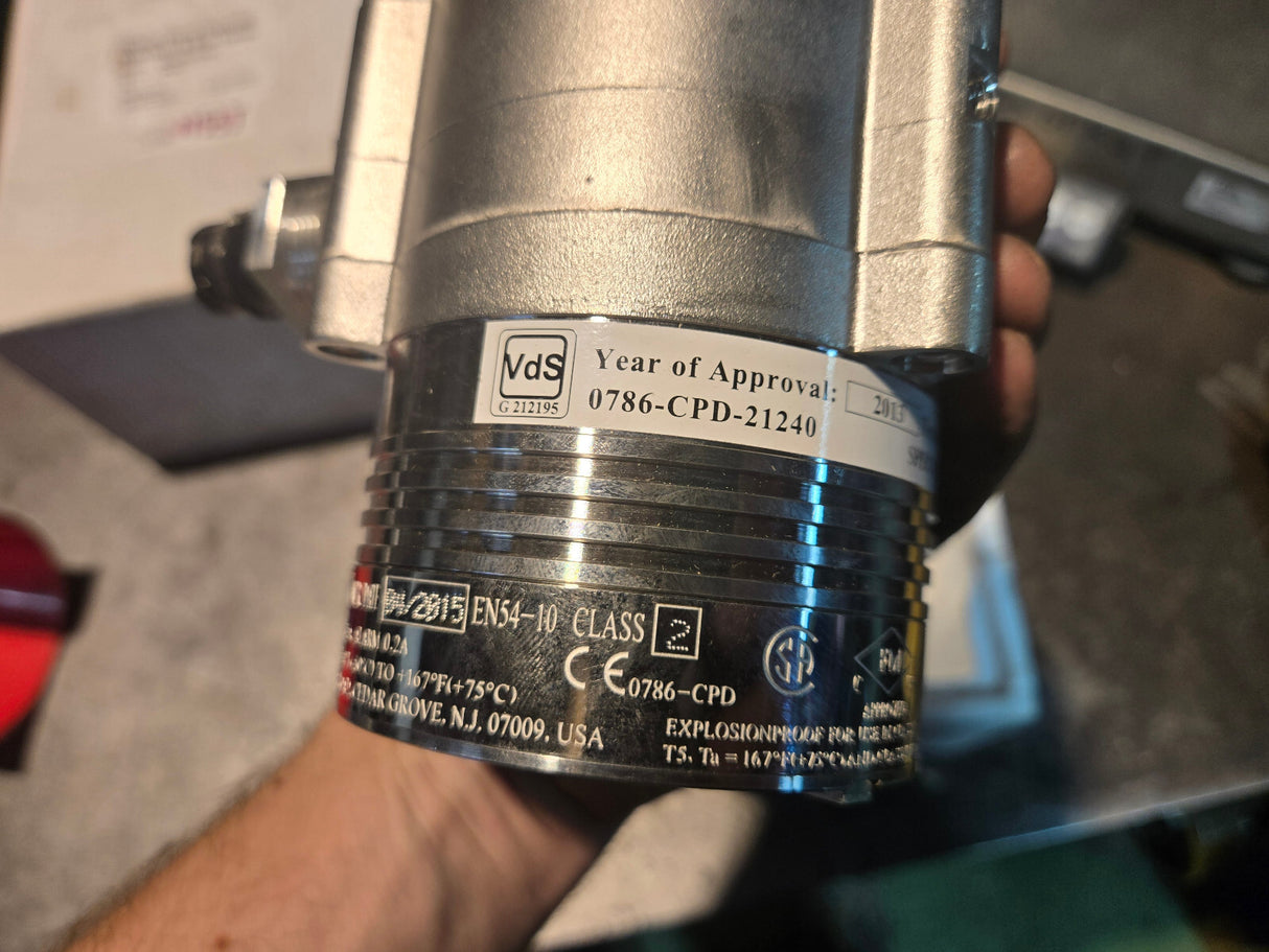 40/40UB-112SF OPTICAL FLAME DETECTOR WITH RAIN & SUN COVER