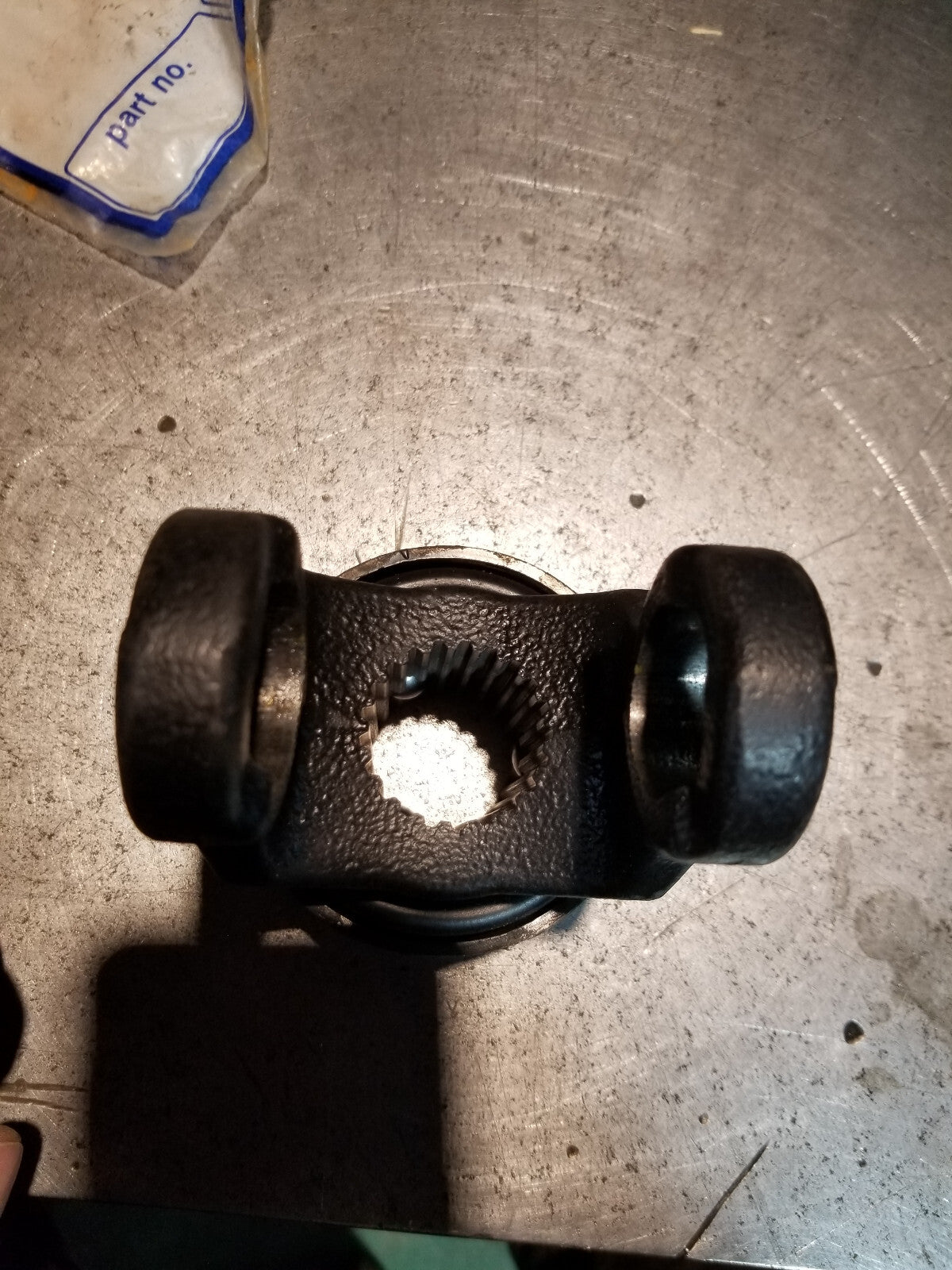 DM4034 YOKE 1:3/8 21 SPLINE  FOR FRONT