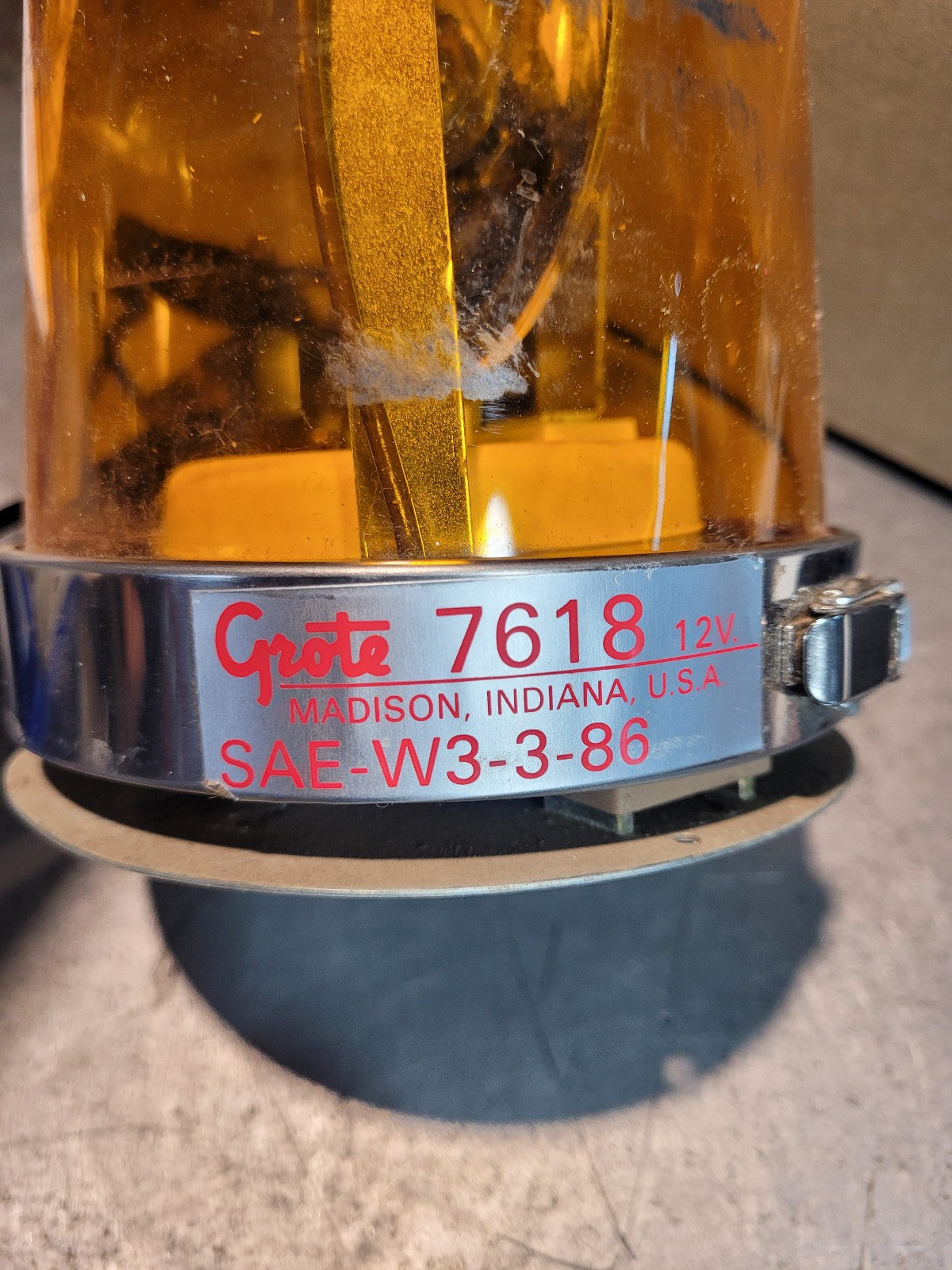 7618 GROTE ROATATING AMBER BEACON LIGHT 12V