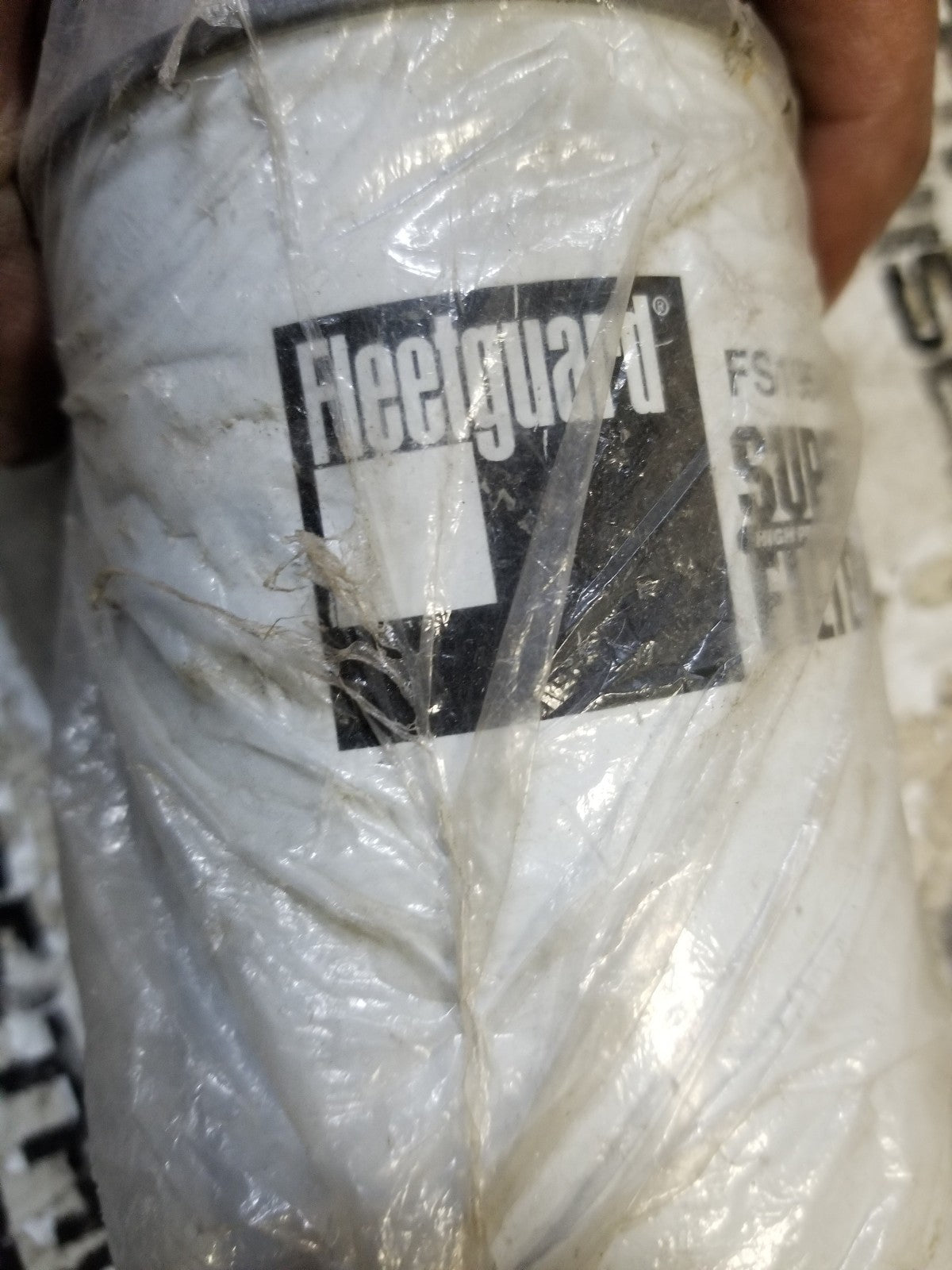 FS19546 FLEETGUARD FUEL FILTER REPLACES BF7682-D/ RE6423