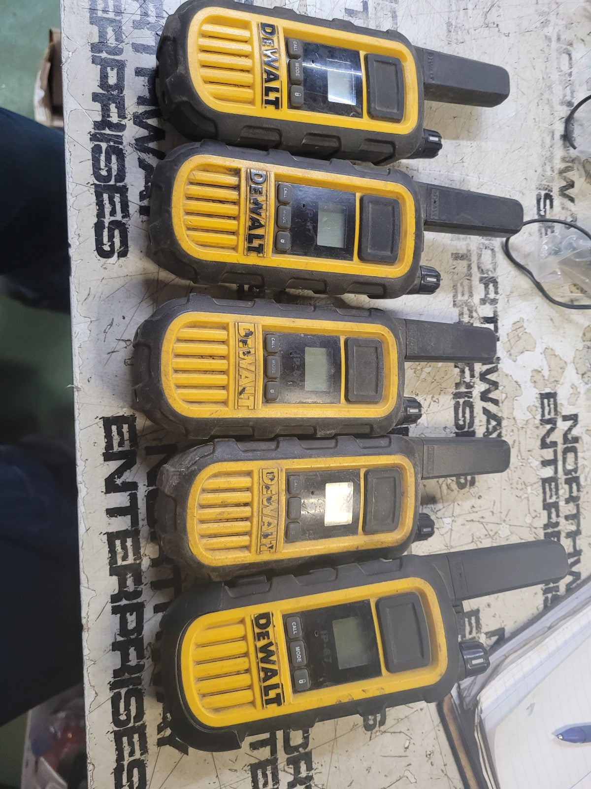 LOT OF 5 DEWALT 2 WAY RADIOS DXFHJJ