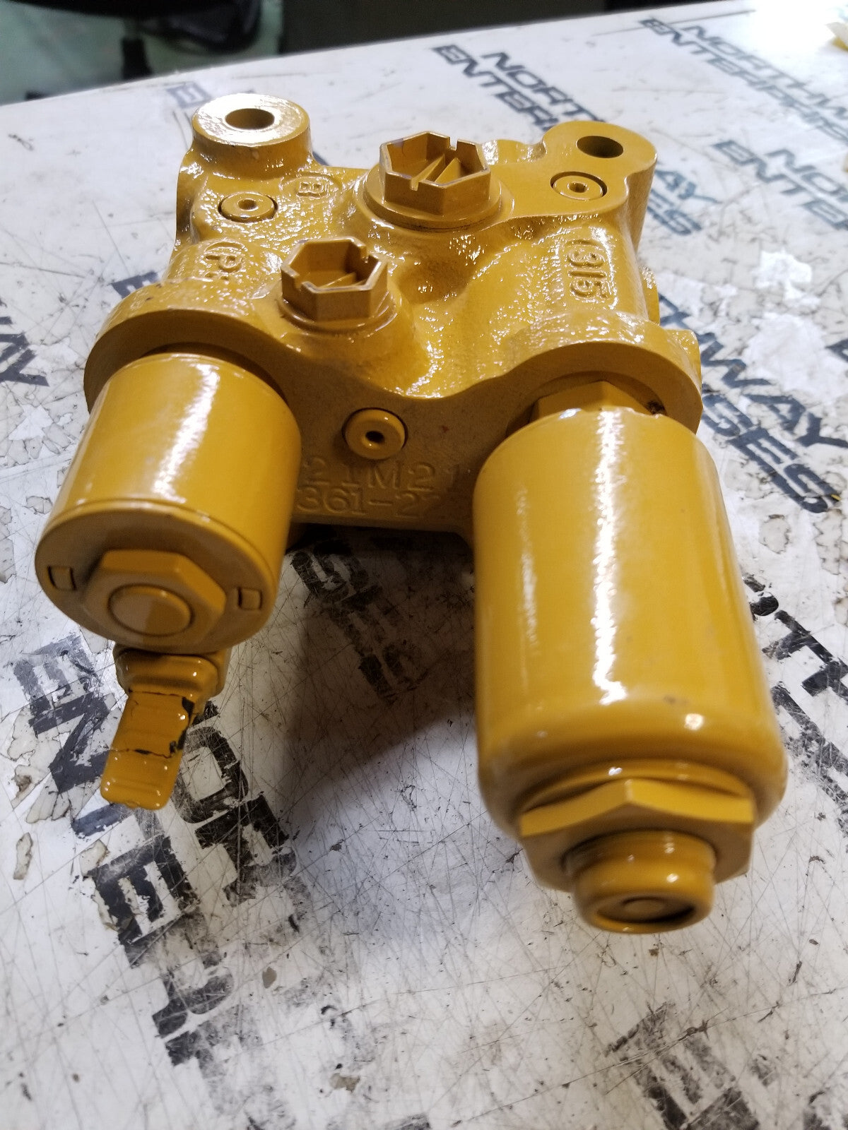 CATERPILLAR OEM 361-2239 Secondary Brake Control Valve 3612239 damaged plug