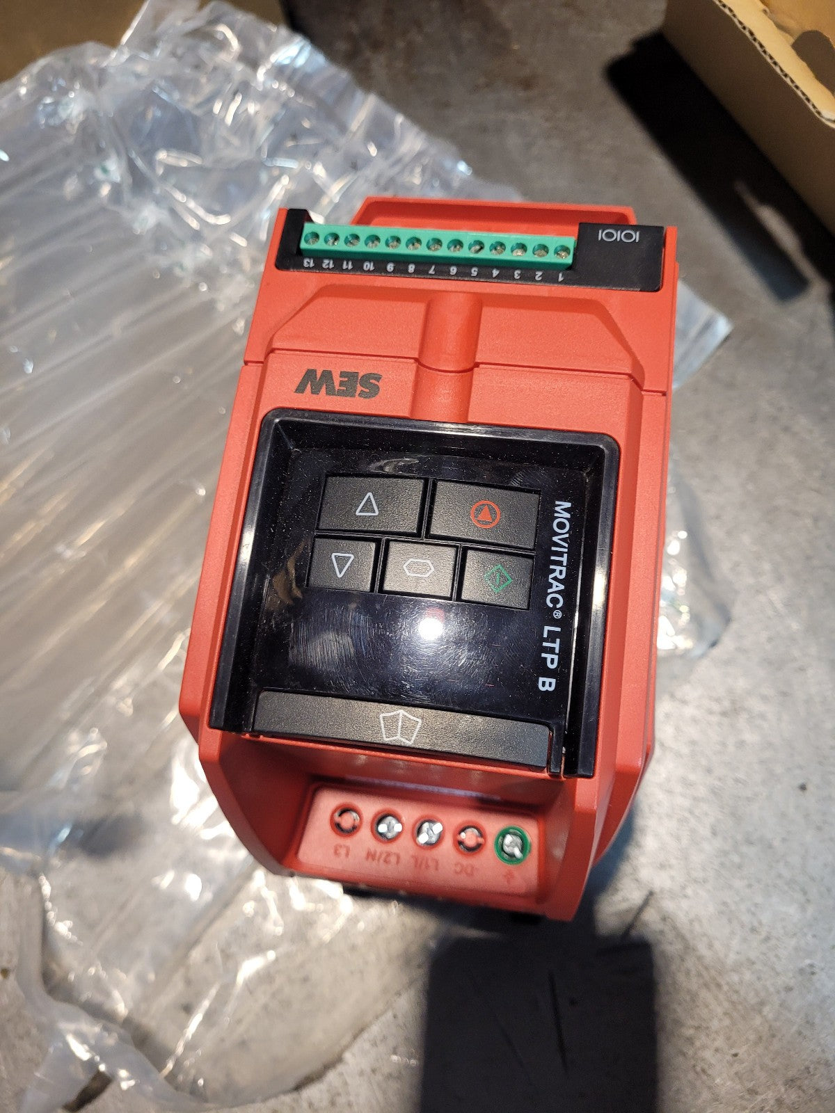 NEW 18251382, MCLTPB00082B1400 SEW MOVITRAC® LTP-B FREQUENCY CHANGER