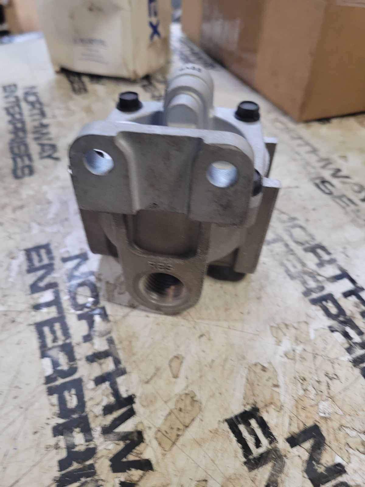 Haldex KN28520 Air Brake Relay Valve 1/2" Supply/Delivery Port, 1/4" Contol