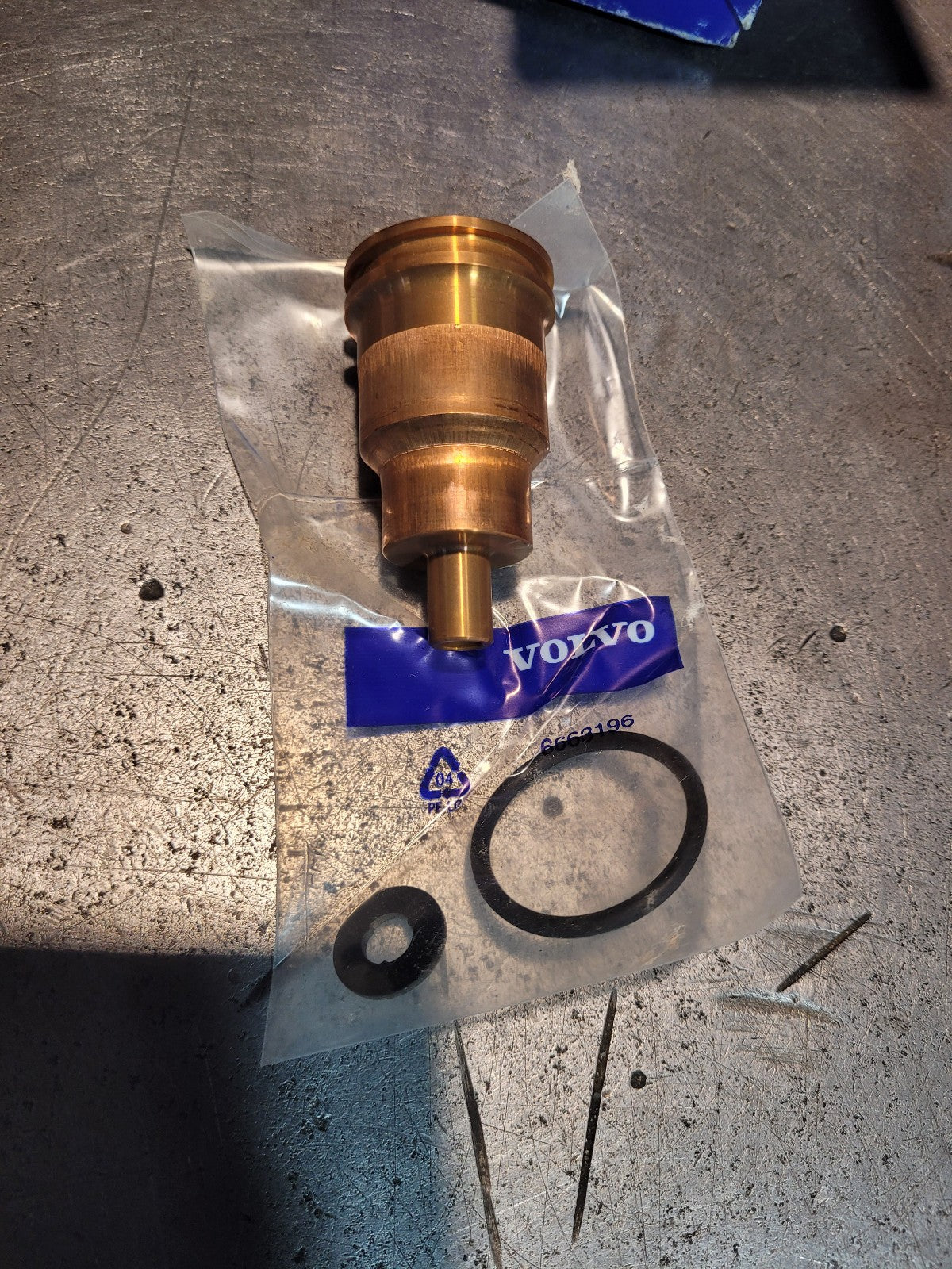 New GENUINE VOLVO VOE21098621 21098621 INJECTOR SLEEVE KIT CUP