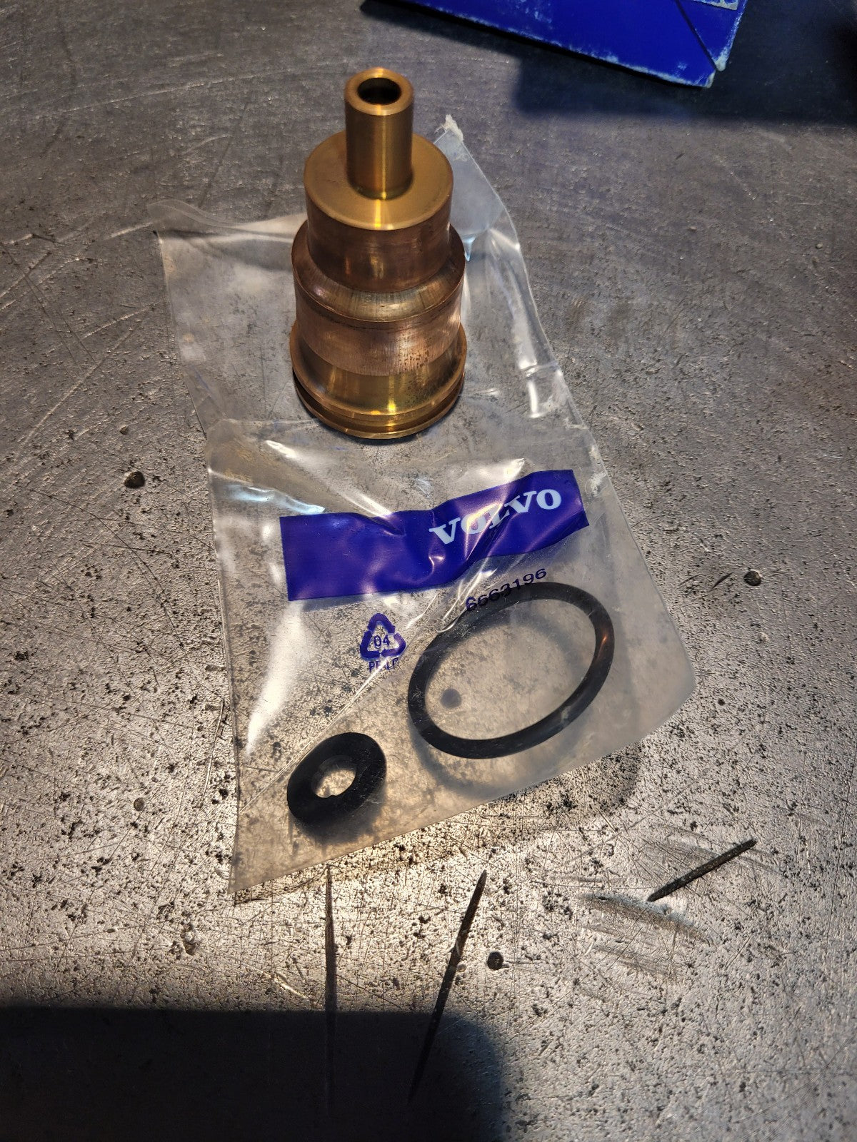 New GENUINE VOLVO VOE21098621 21098621 INJECTOR SLEEVE KIT CUP