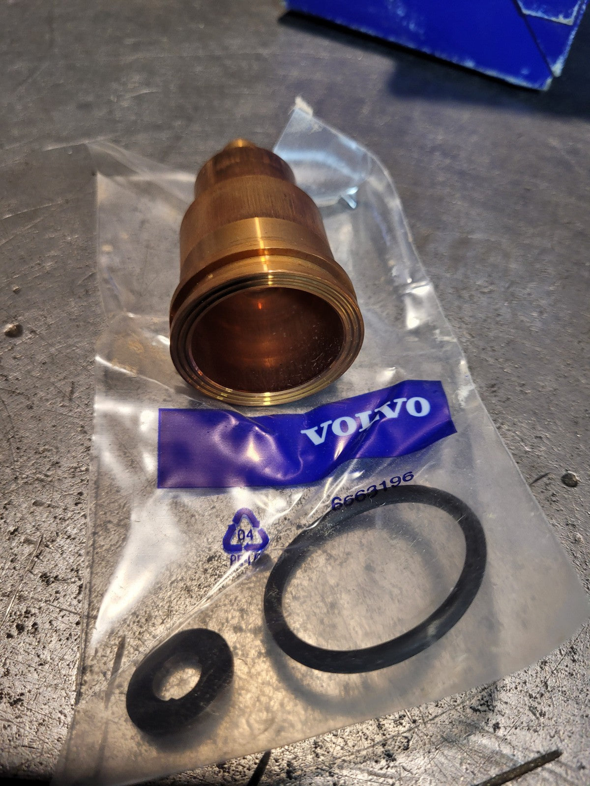 New GENUINE VOLVO VOE21098621 21098621 INJECTOR SLEEVE KIT CUP