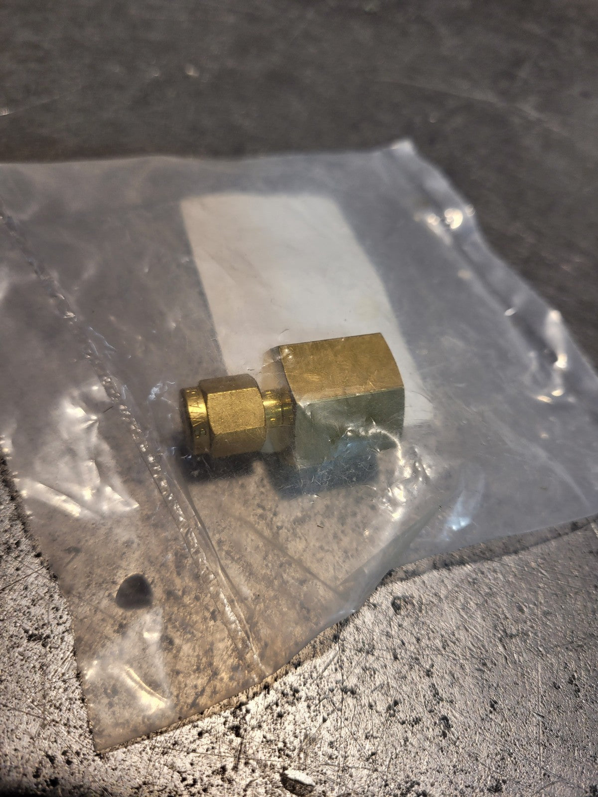 LOT OF 2 PC Agilant technologies 1/8" x 1/4 " brass tubing connector 0100-01