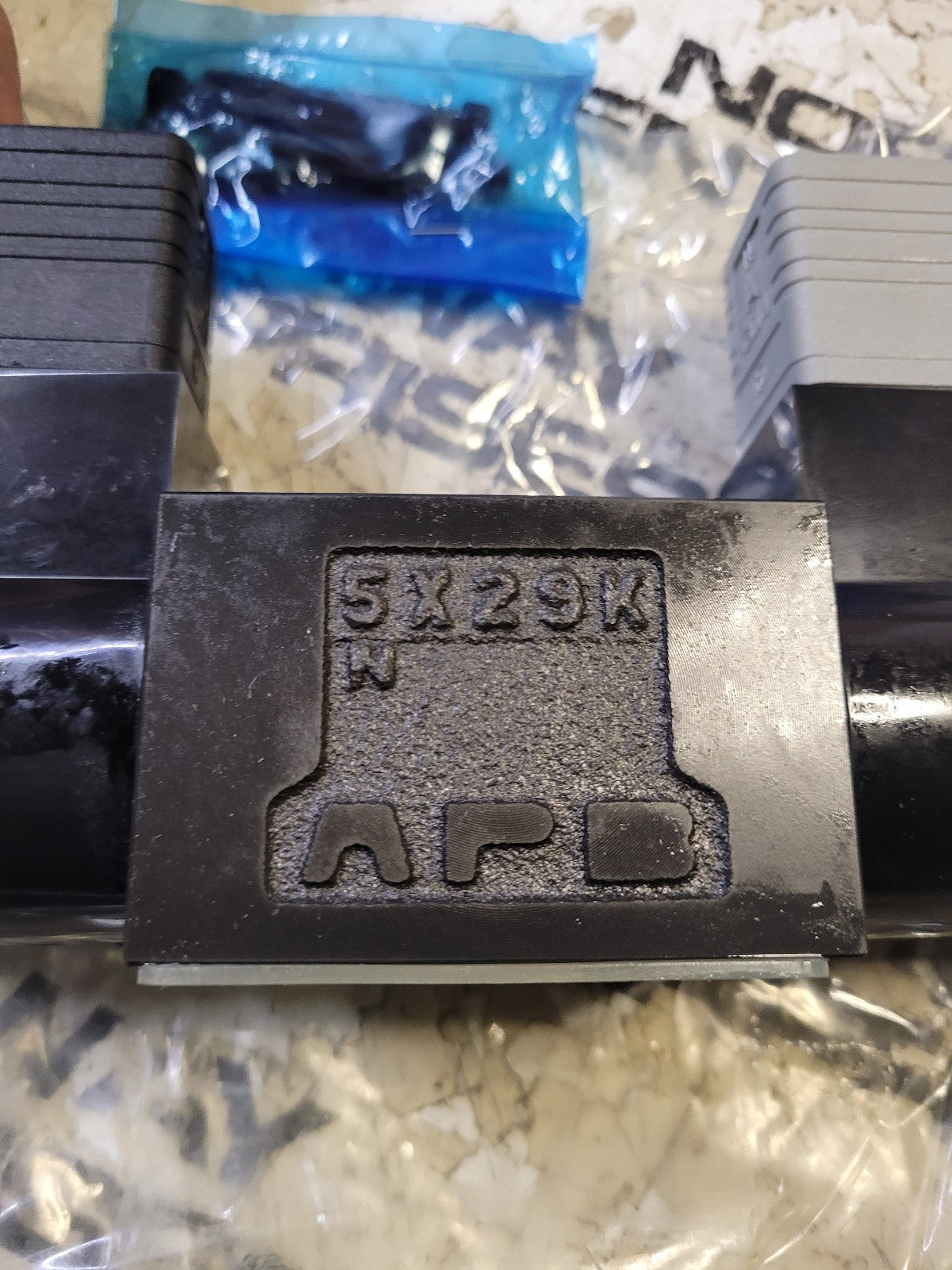 6H700-3 SG-01-3C2-D12-7090 – Dir Valve D03 3-Pos All Ports Block 12 VDC T-Box