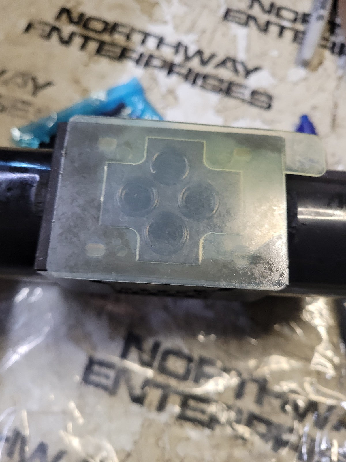 6H700-3 SG-01-3C2-D12-7090 – Dir Valve D03 3-Pos All Ports Block 12 VDC T-Box