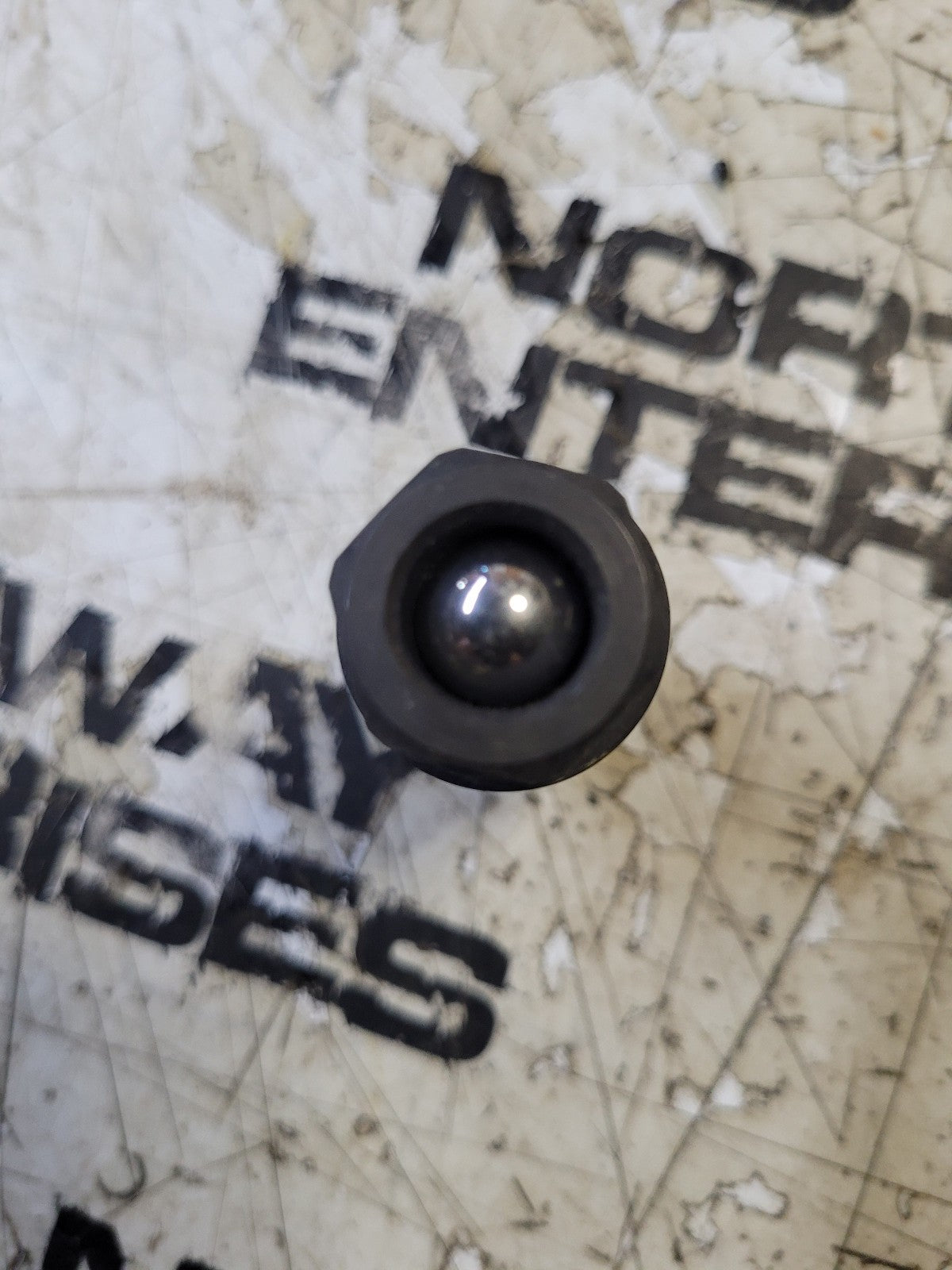 A0000912210  OEM DETROIT DDE F/PUMP VALVE