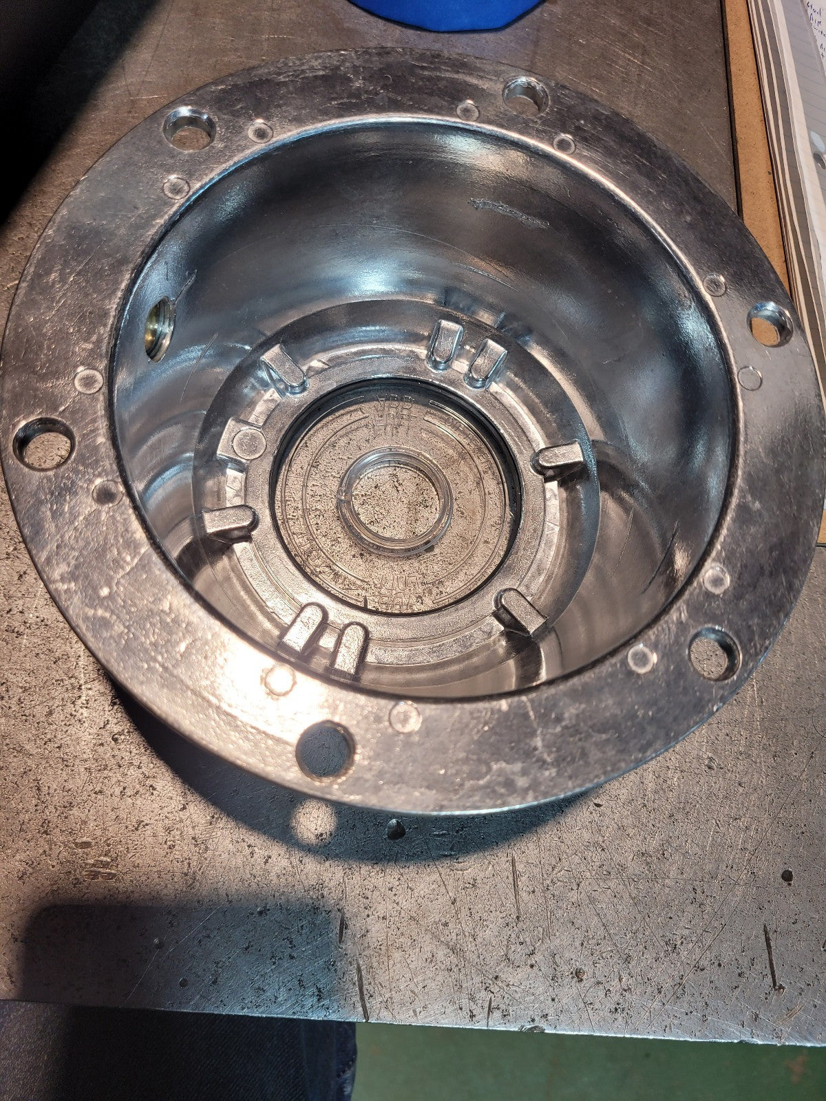 3-1560-038 HUBCAP WITH WINDOW W OIL FILL