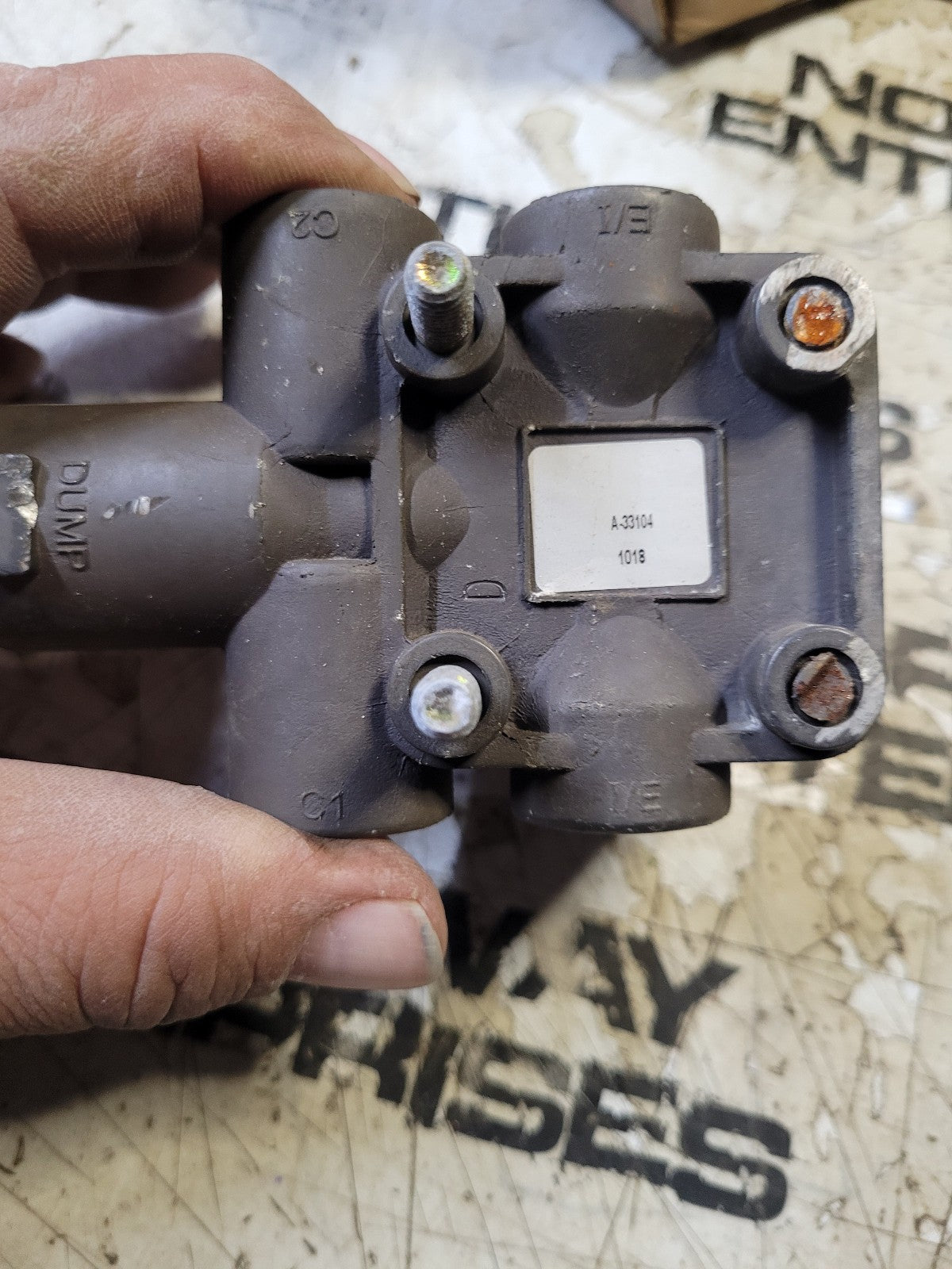 Hendrickson VS-228 Trailer Height Control Valve with Dump Valve