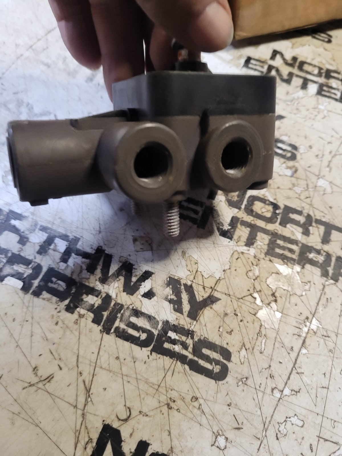 Hendrickson VS-228 Trailer Height Control Valve with Dump Valve