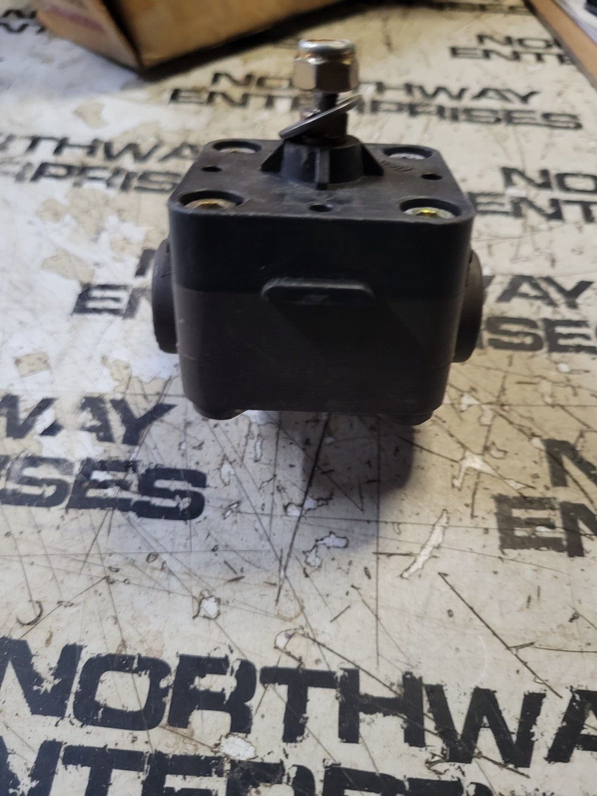 Hendrickson VS-228 Trailer Height Control Valve with Dump Valve