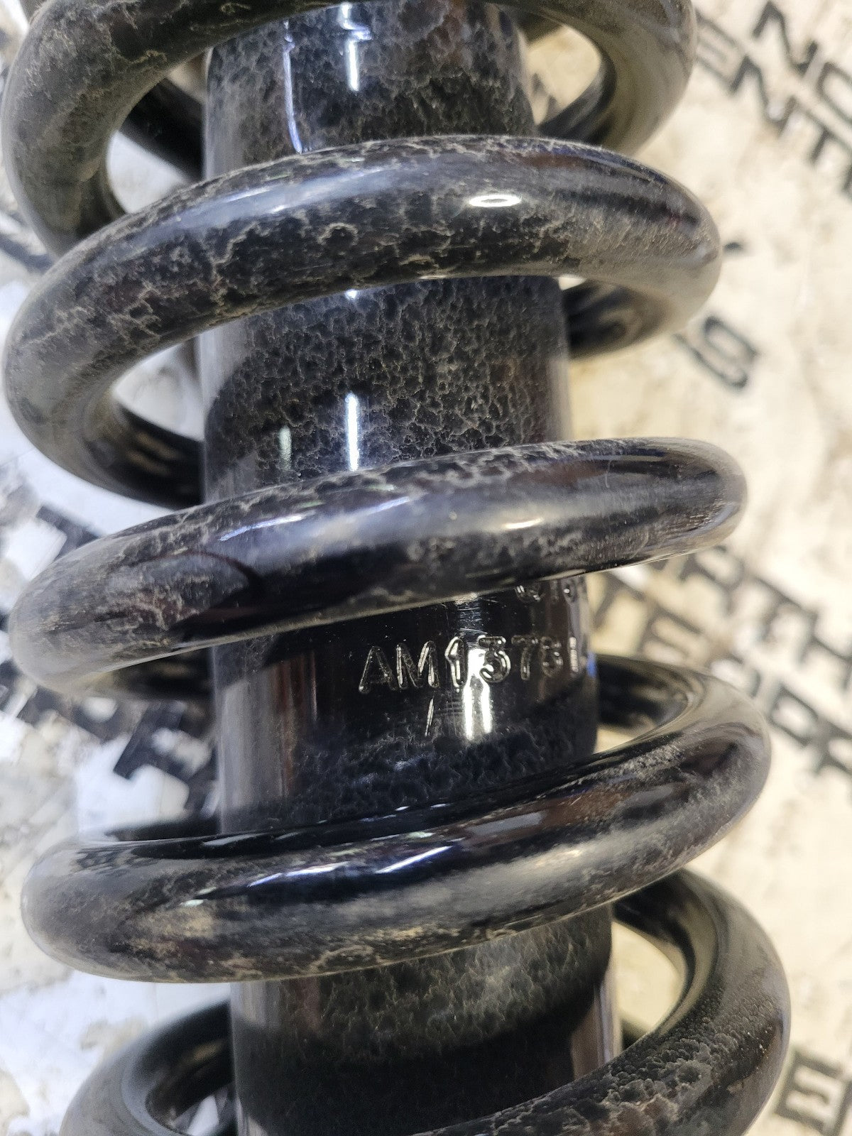 AM137814 JOHN DEERE Gator 825i 10 Shock Rear