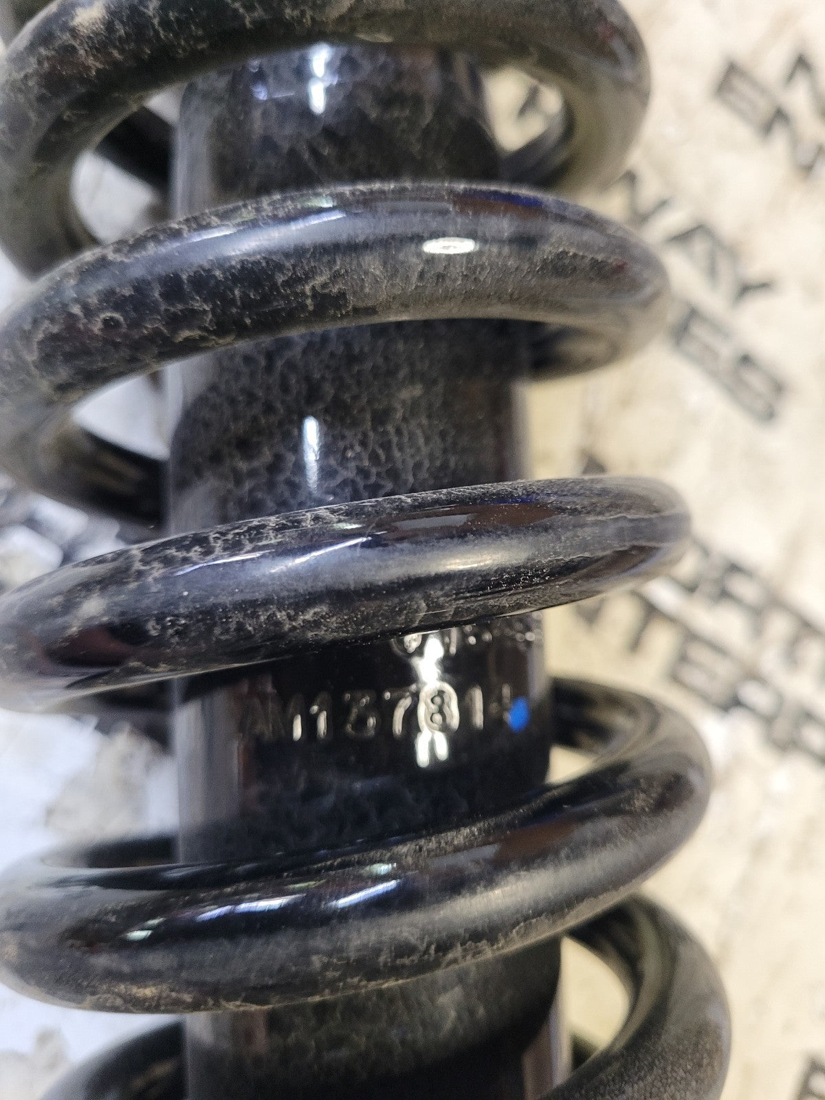 AM137814 JOHN DEERE Gator 825i 10 Shock Rear