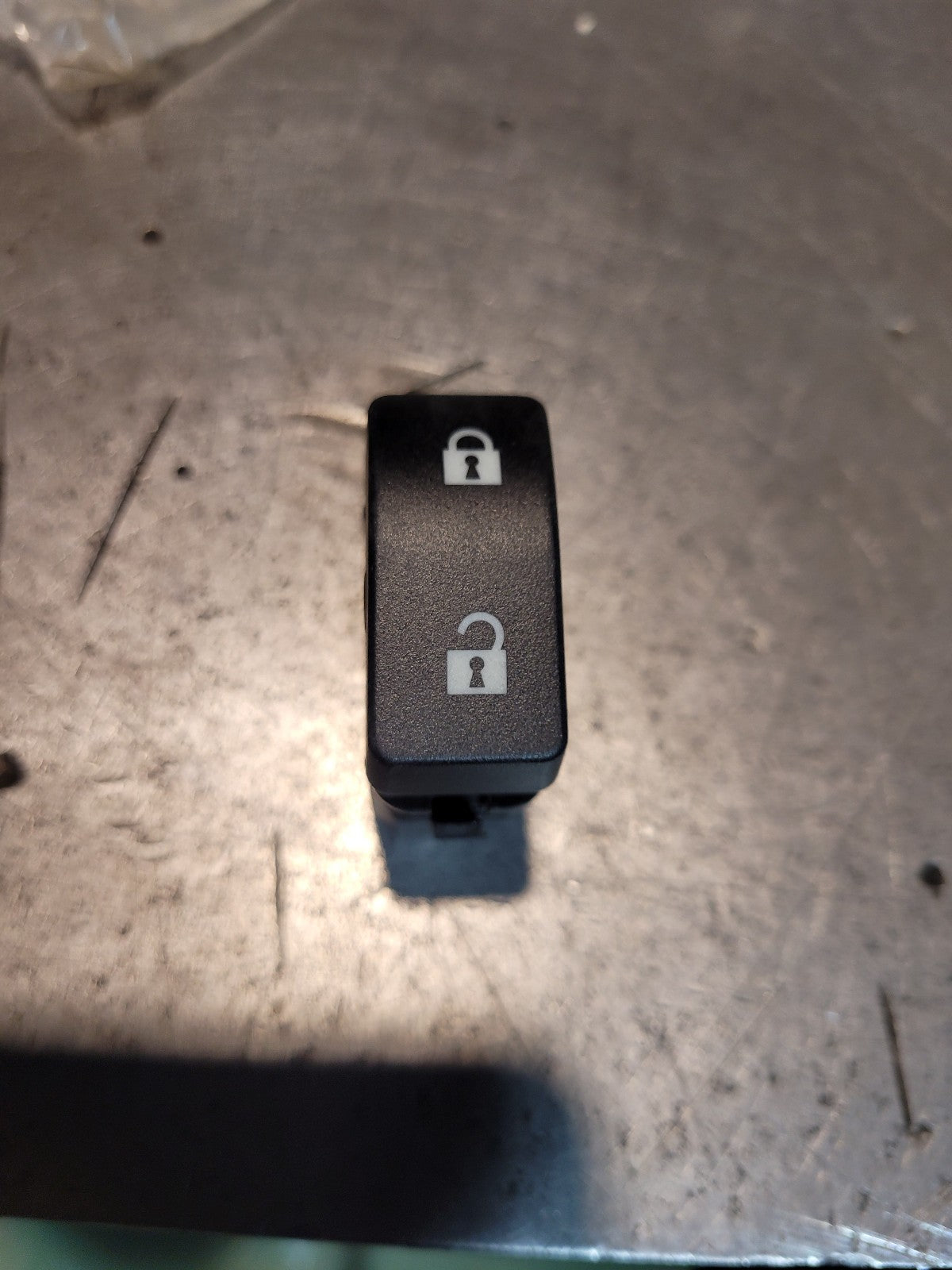 NEW A06-81625-001 FREIGHTLINER POWER DOOR UNLOCK SWITCH