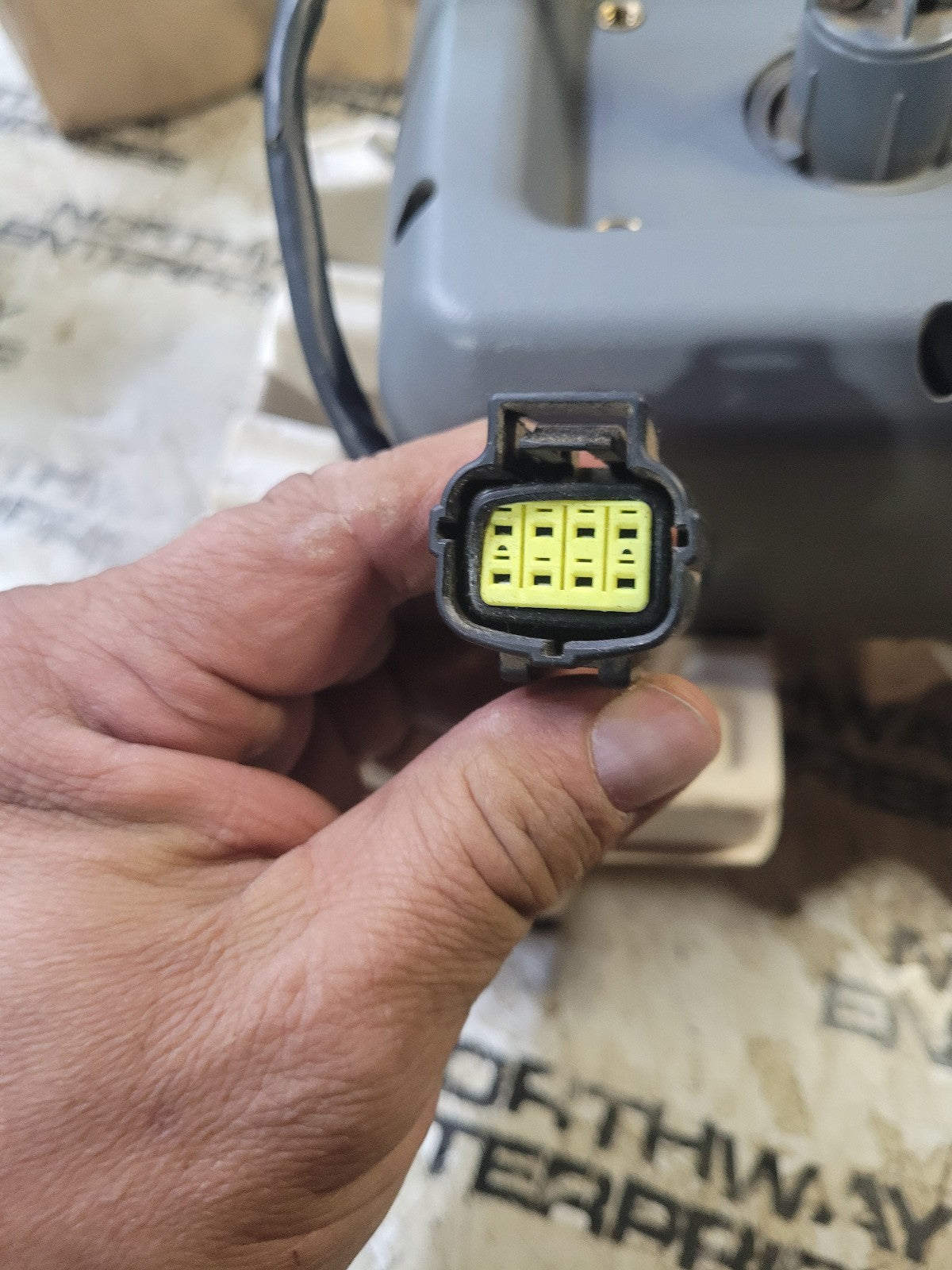 21Q6-30104 HYUNDAI MONITOR USED / FOR PARTS UNABLE TO TEST