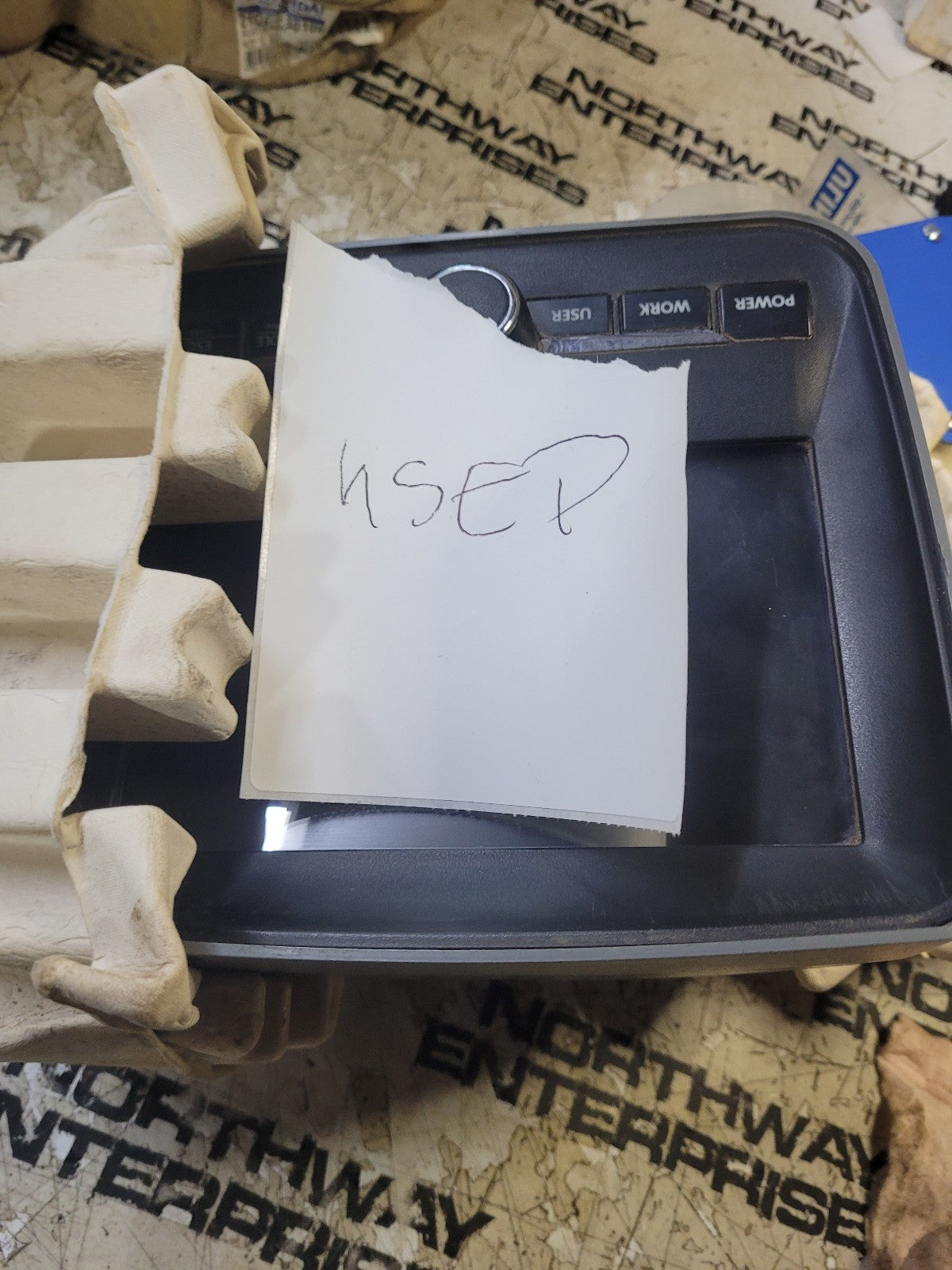 21Q6-30104 HYUNDAI MONITOR USED / FOR PARTS UNABLE TO TEST