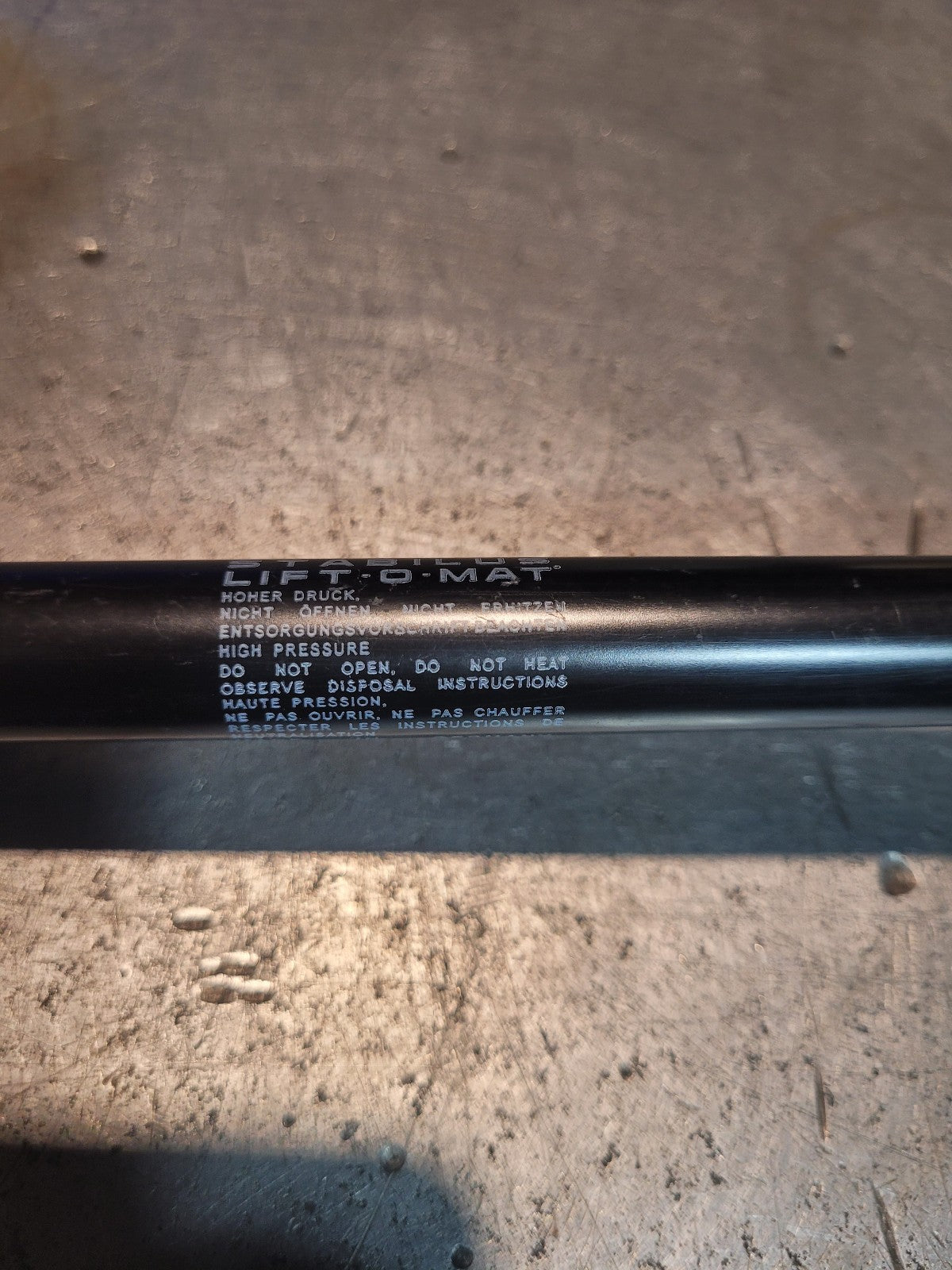 NEW GENUINE VOLVO 17208460 VOE17208460 GAS SPRING