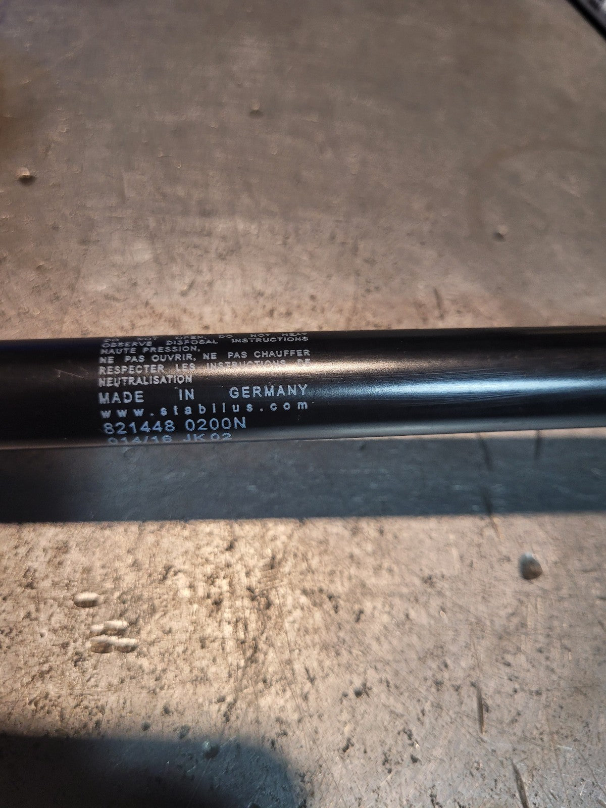 NEW GENUINE VOLVO 17208460 VOE17208460 GAS SPRING