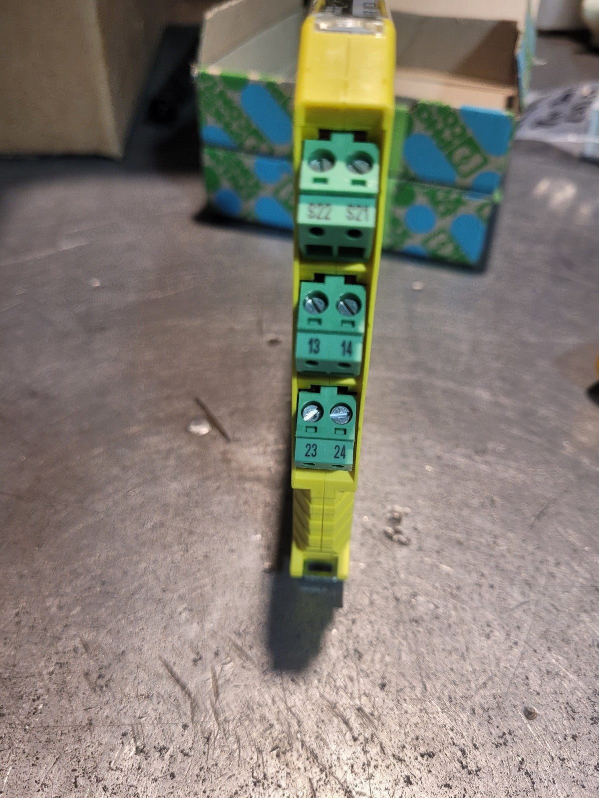 LJ30179 PSR-MC30 Phoenix Contact PSR-MC30-2NO-1DO-24DC-SC Safety Relay