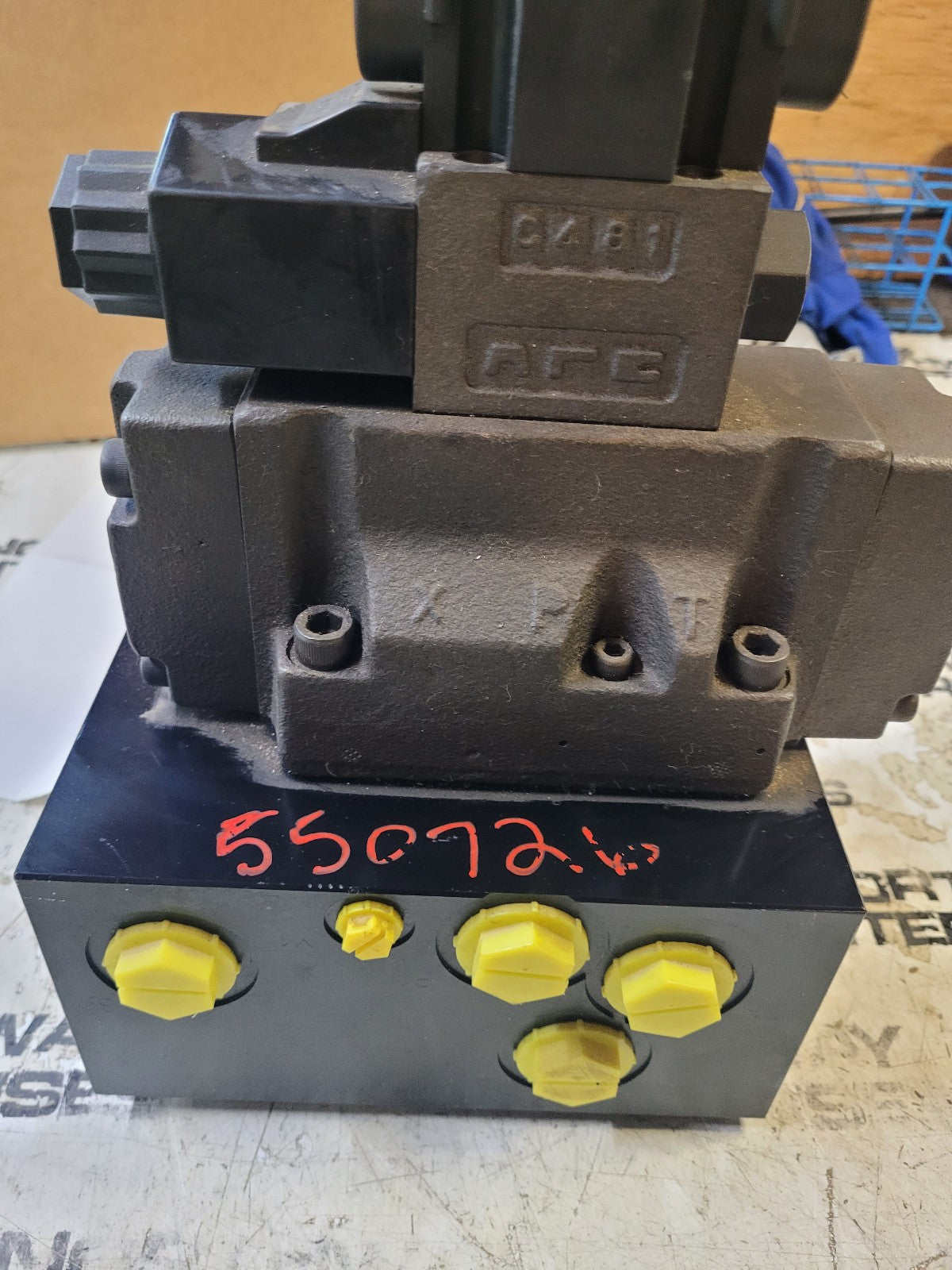 dshg-04-2b60d24-5090 dshg-04-2b2-d24-5090 2-Pos Pilot Oper Sol Dir Valve YUKEN