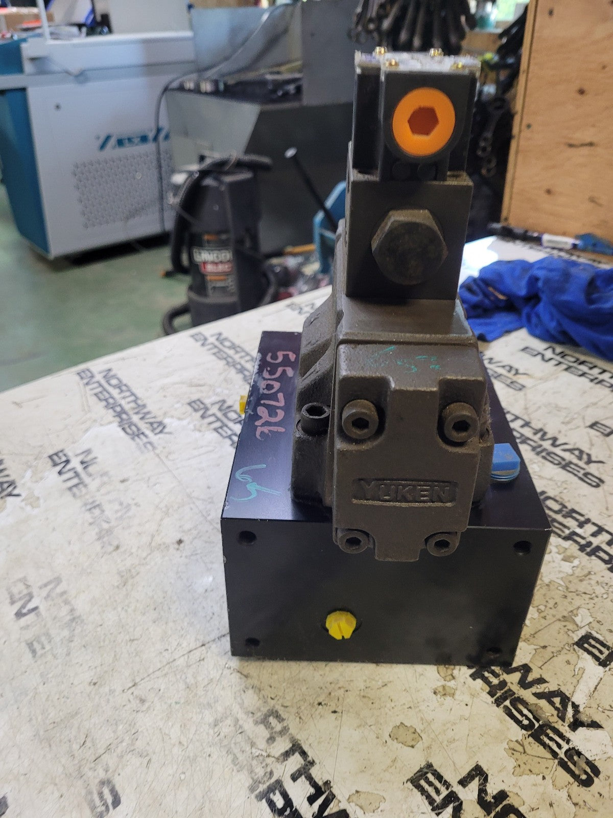 dshg-04-2b60d24-5090 dshg-04-2b2-d24-5090 2-Pos Pilot Oper Sol Dir Valve YUKEN