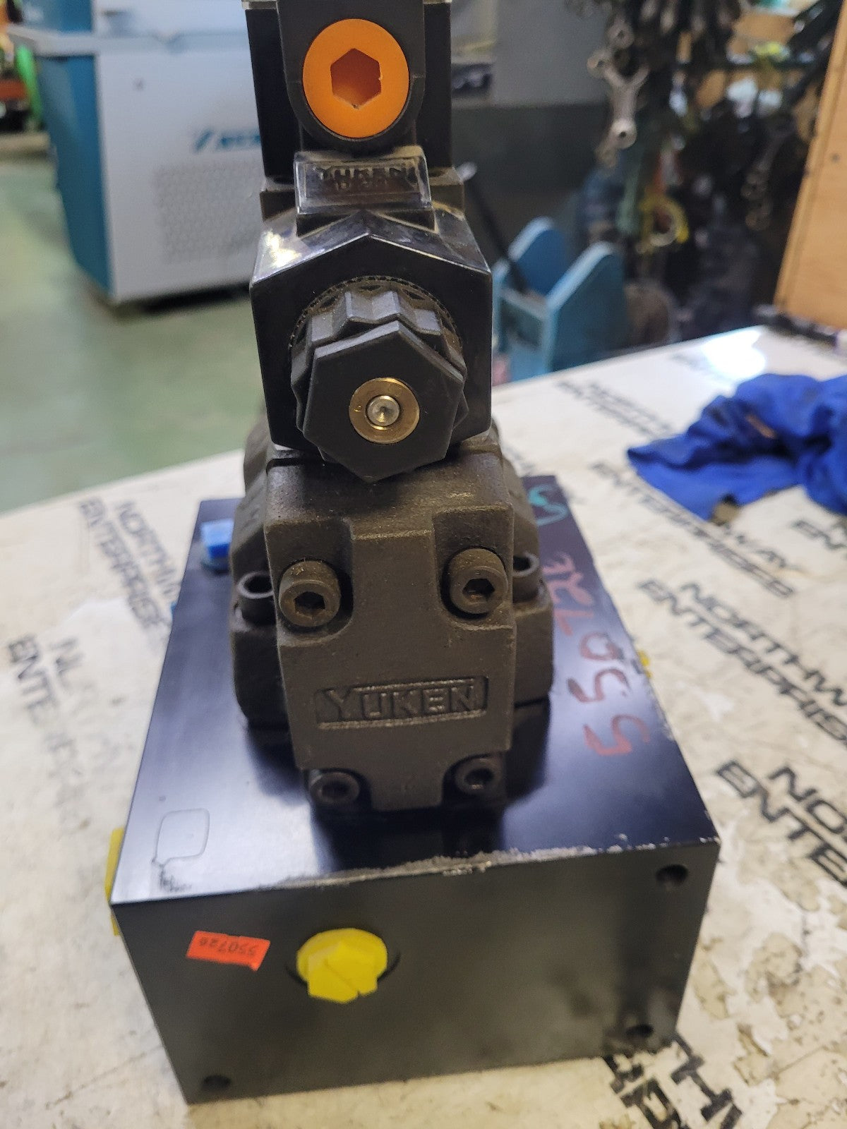 dshg-04-2b60d24-5090 dshg-04-2b2-d24-5090 2-Pos Pilot Oper Sol Dir Valve YUKEN