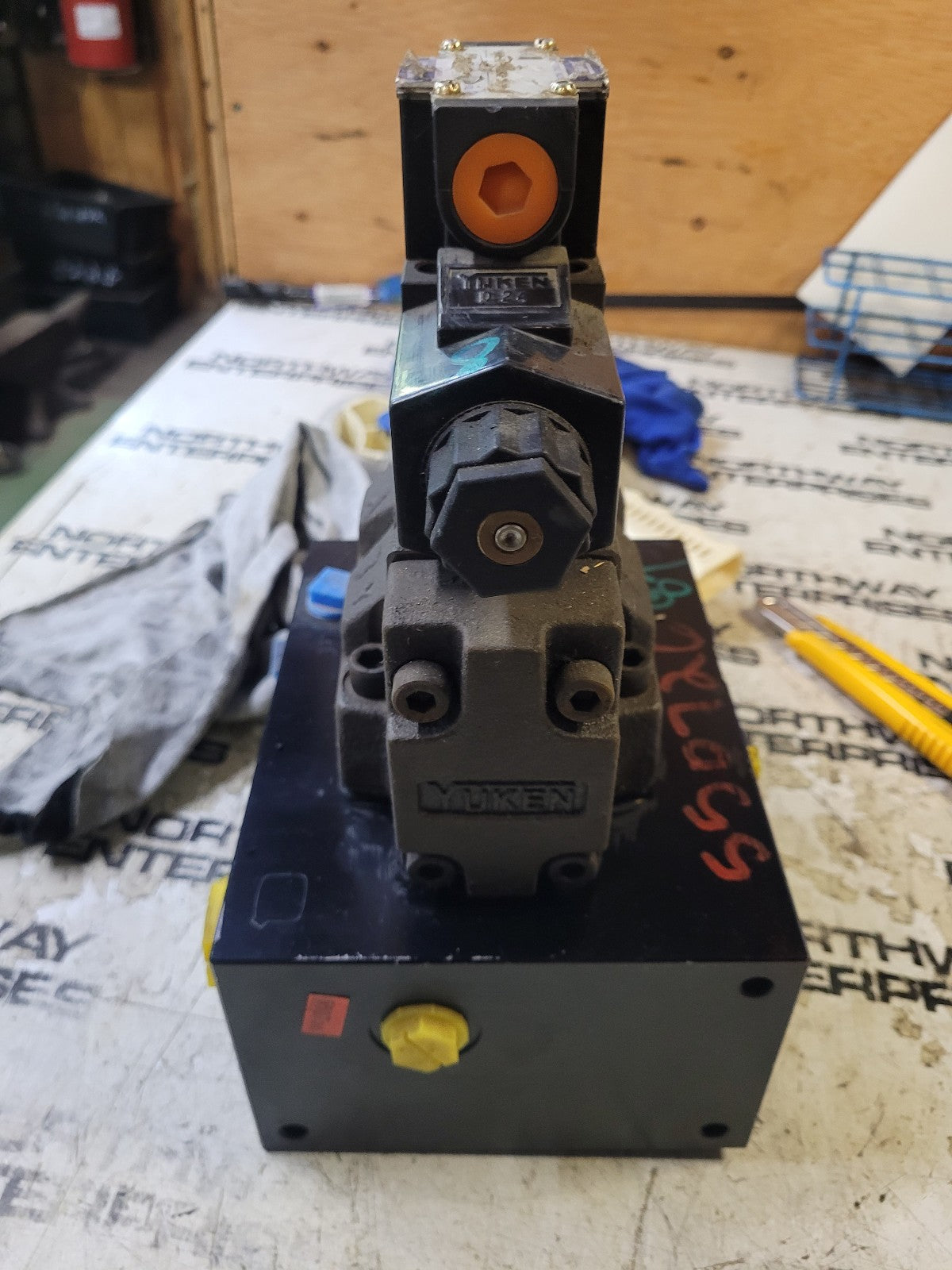 dshg-04-2b60d24-5090 dshg-04-2b2-d24-5090 2-Pos Pilot Oper Sol Dir Valve YUKEN