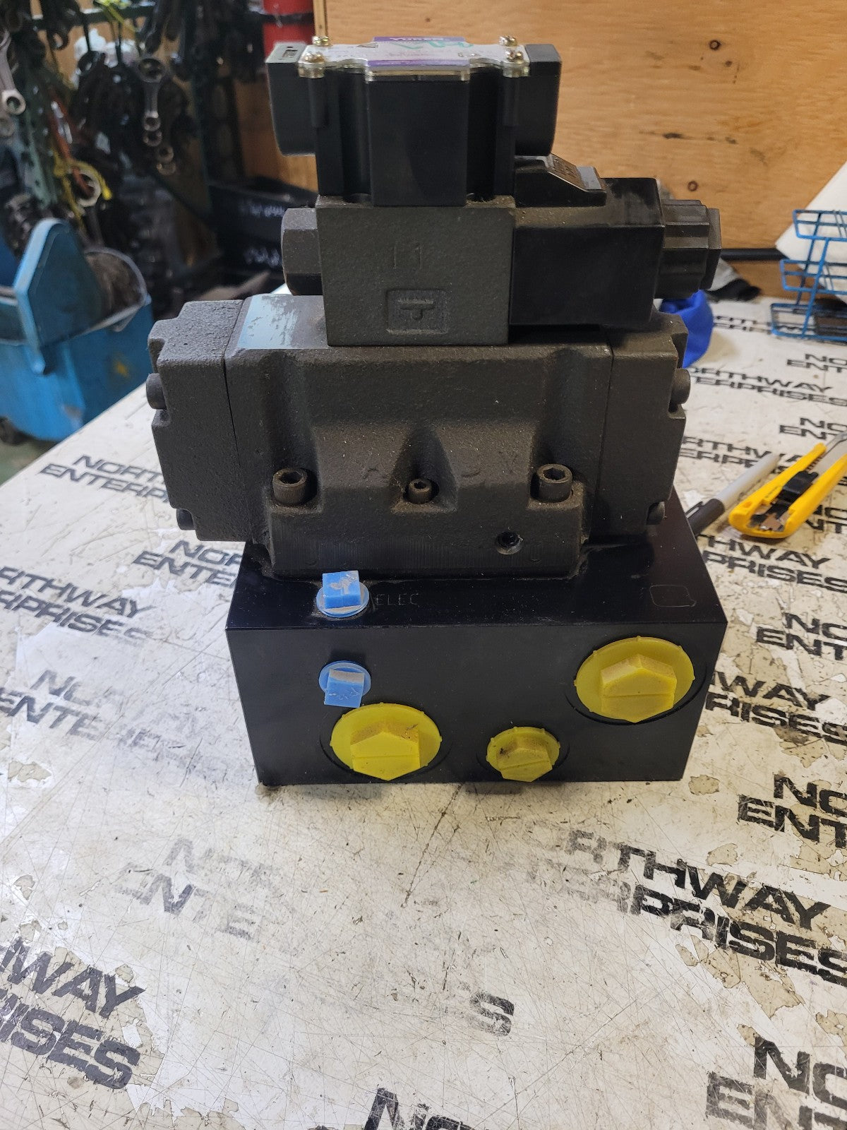 dshg-04-2b60d24-5090 dshg-04-2b2-d24-5090 2-Pos Pilot Oper Sol Dir Valve YUKEN