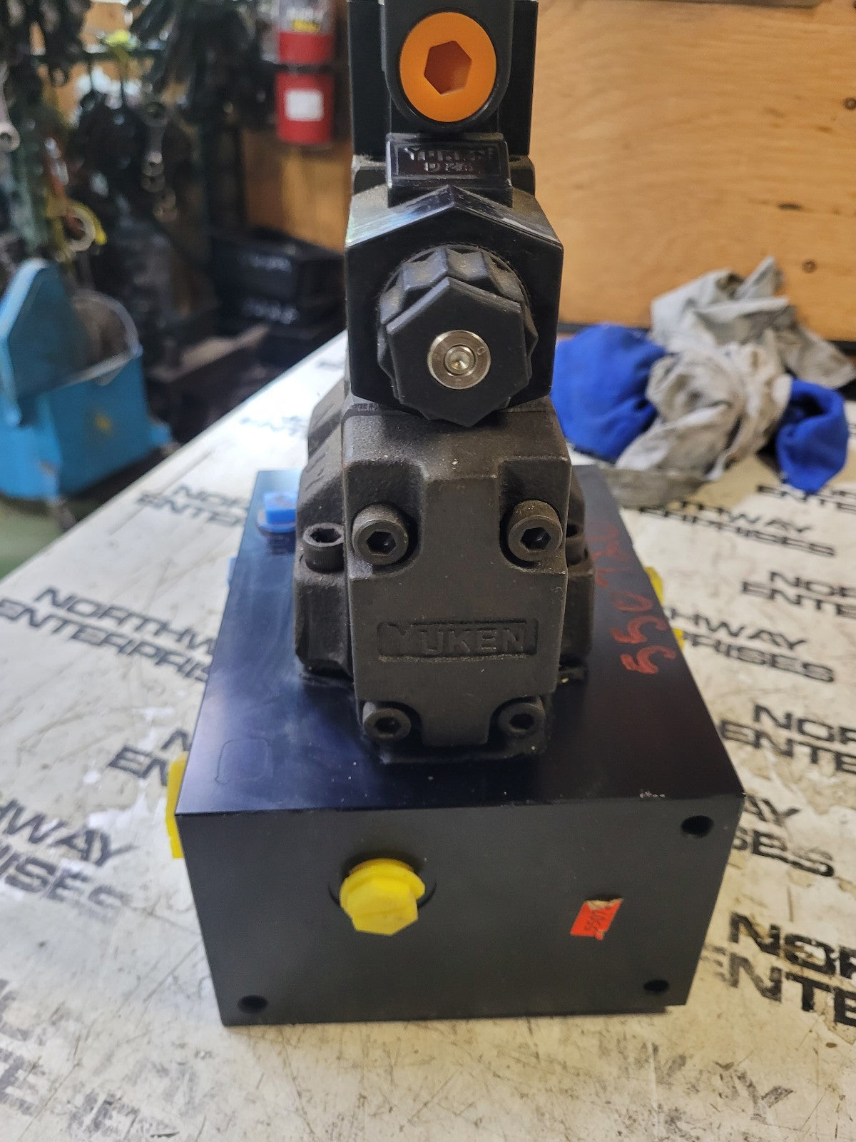 dshg-04-2b60d24-5090 dshg-04-2b2-d24-5090 2-Pos Pilot Oper Sol Dir Valve YUKEN