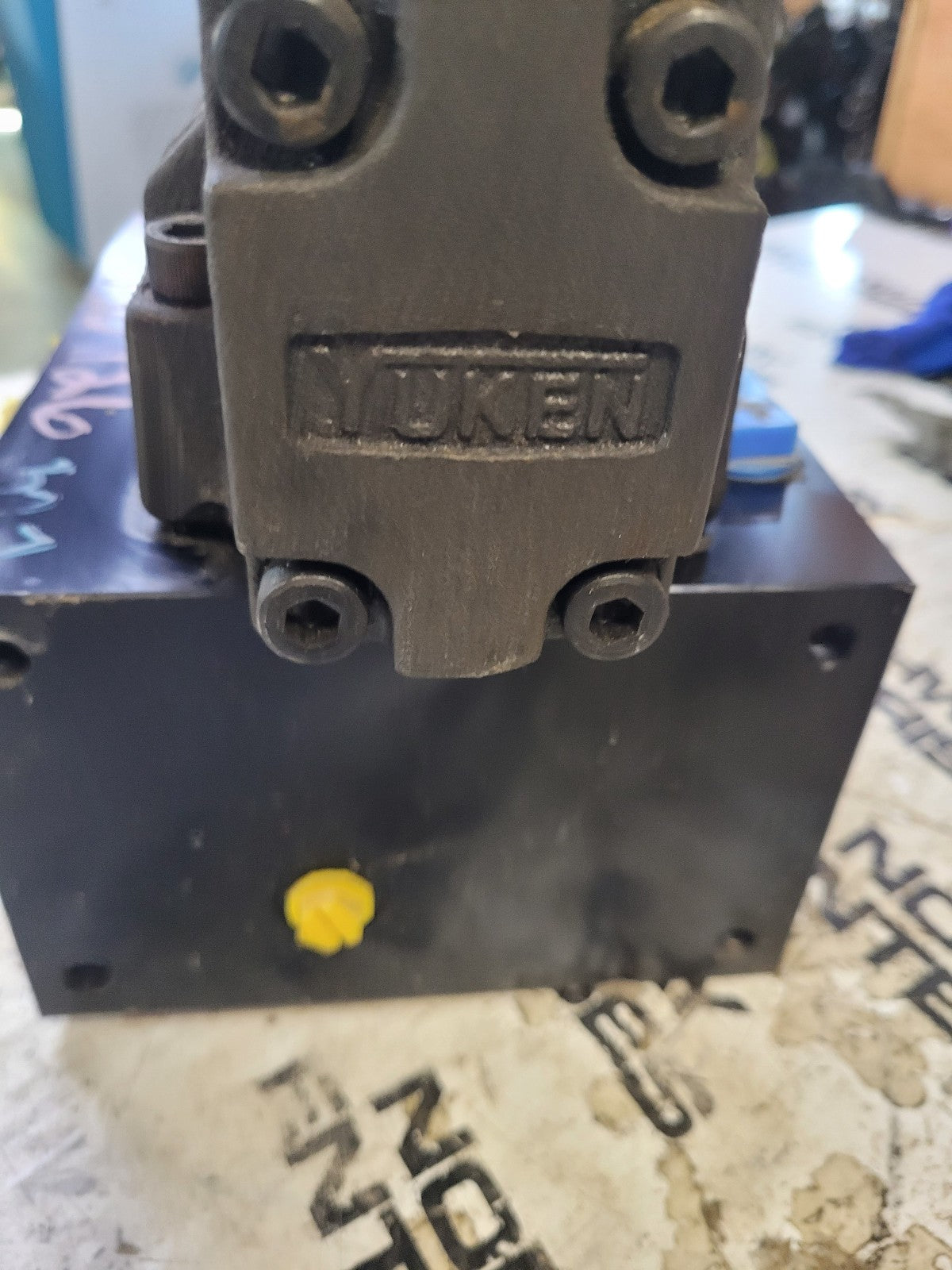 dshg-04-2b60d24-5090 dshg-04-2b2-d24-5090 2-Pos Pilot Oper Sol Dir Valve YUKEN