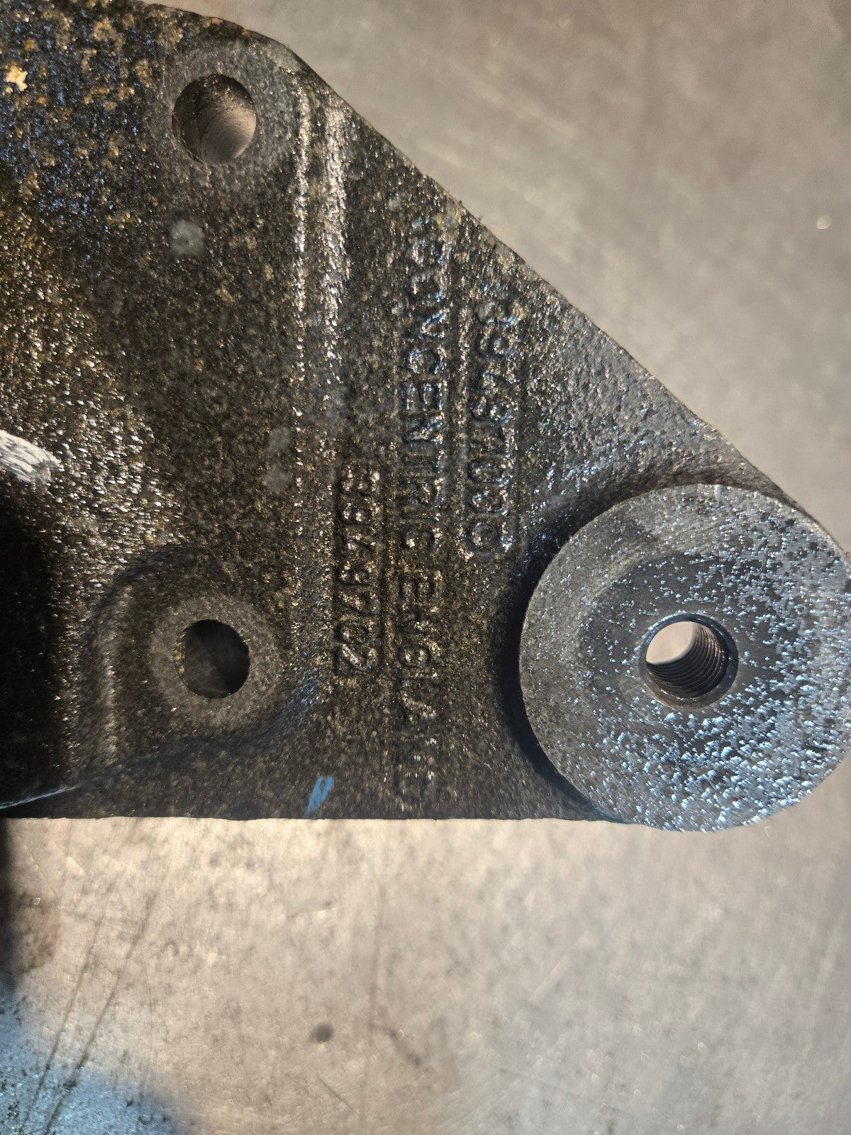 3949702 Cummins 2500 3500 5.9L 6.7 fan hub mout pulley bracket dodge 04-09