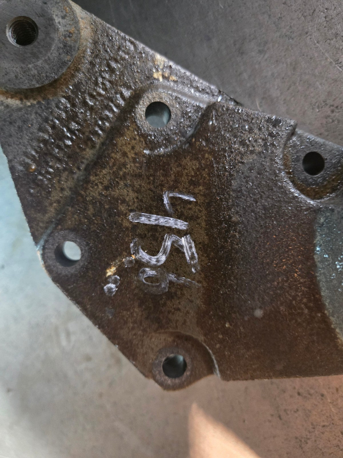 3949702 Cummins 2500 3500 5.9L 6.7 fan hub support bracket dodge 04-09 5086744AA