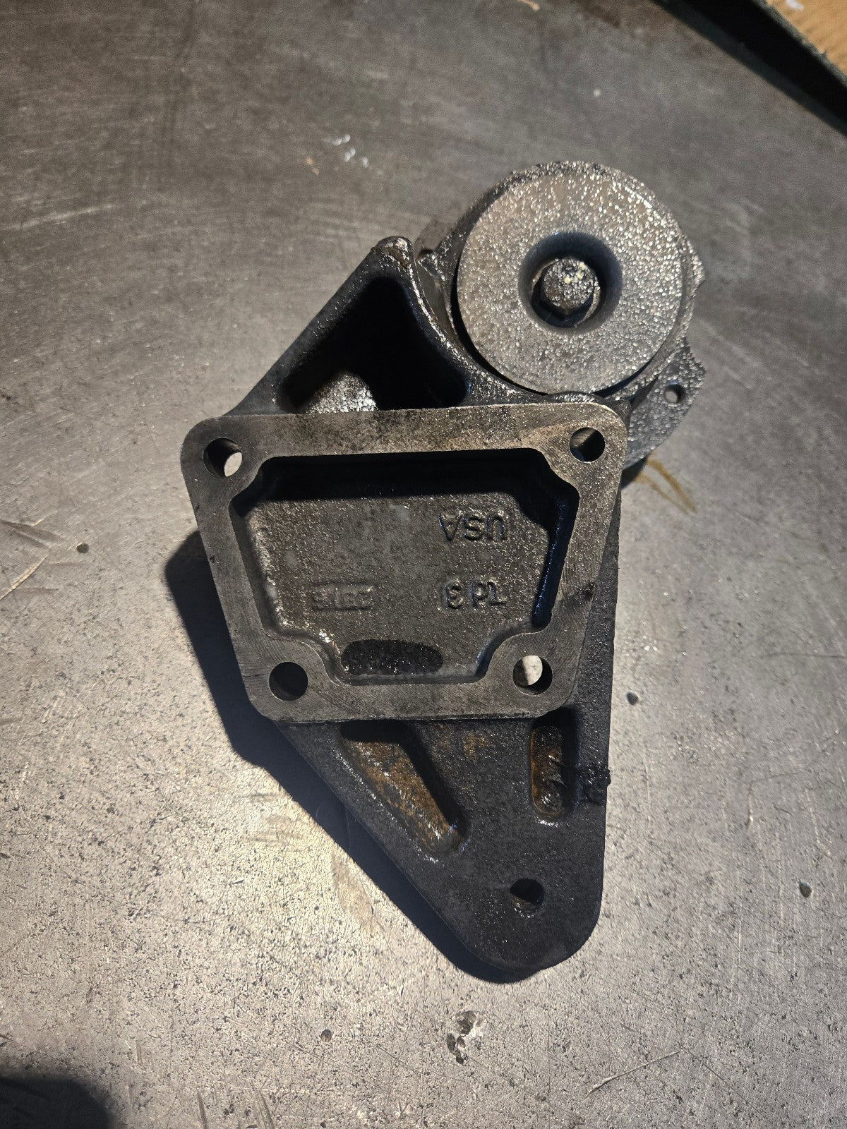 3949702 Cummins 2500 3500 5.9L 6.7 fan hub support bracket dodge 04-09 5086744AA