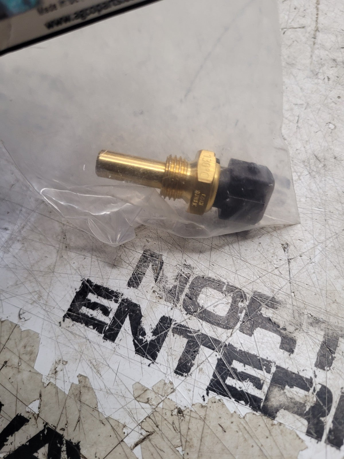 72316898 AGCO TEMPERATURE SENSOR TRANSMITTER