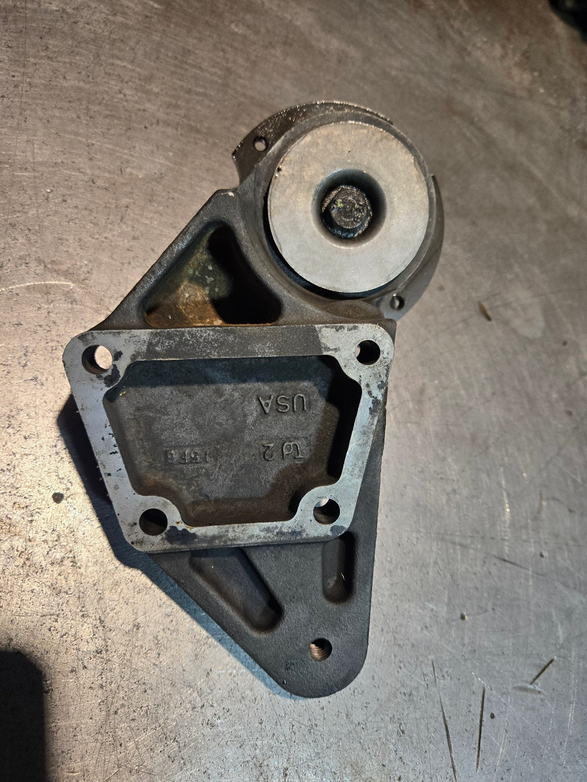 3949702 Cummins 3500 5.9L 6.7 fan hub mount pulley bracket dodge 04-09 5086744AA